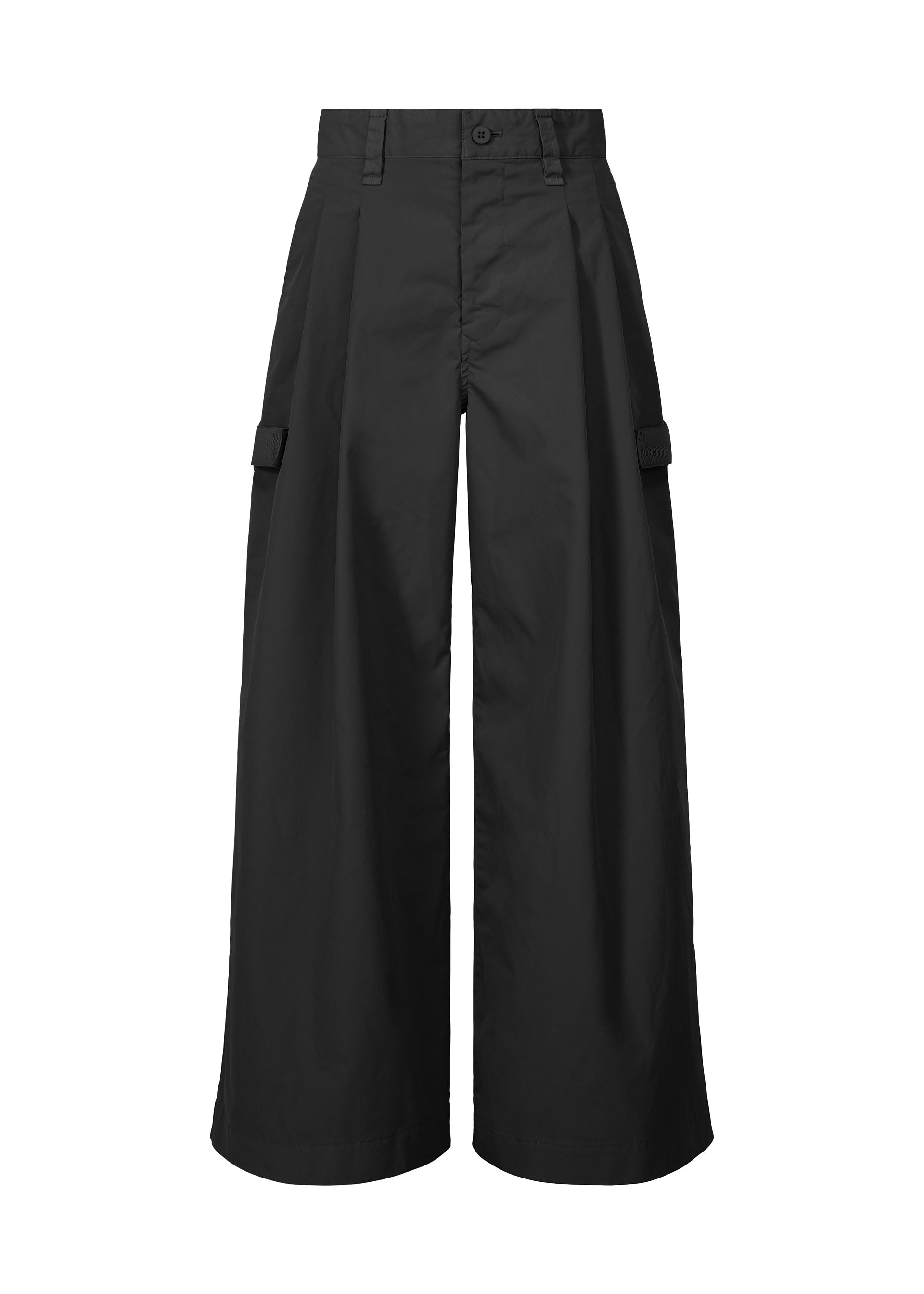 Zoomed view The IM MEN RESILIENCE pants are wide-leg, high-waisted black cargo pants featuring button and zip closure, belt loops, side flap pockets, and a loose fit. Made from lightweight, wrinkle-resistant polyester for everyday comfort. - BLACK (no.15)