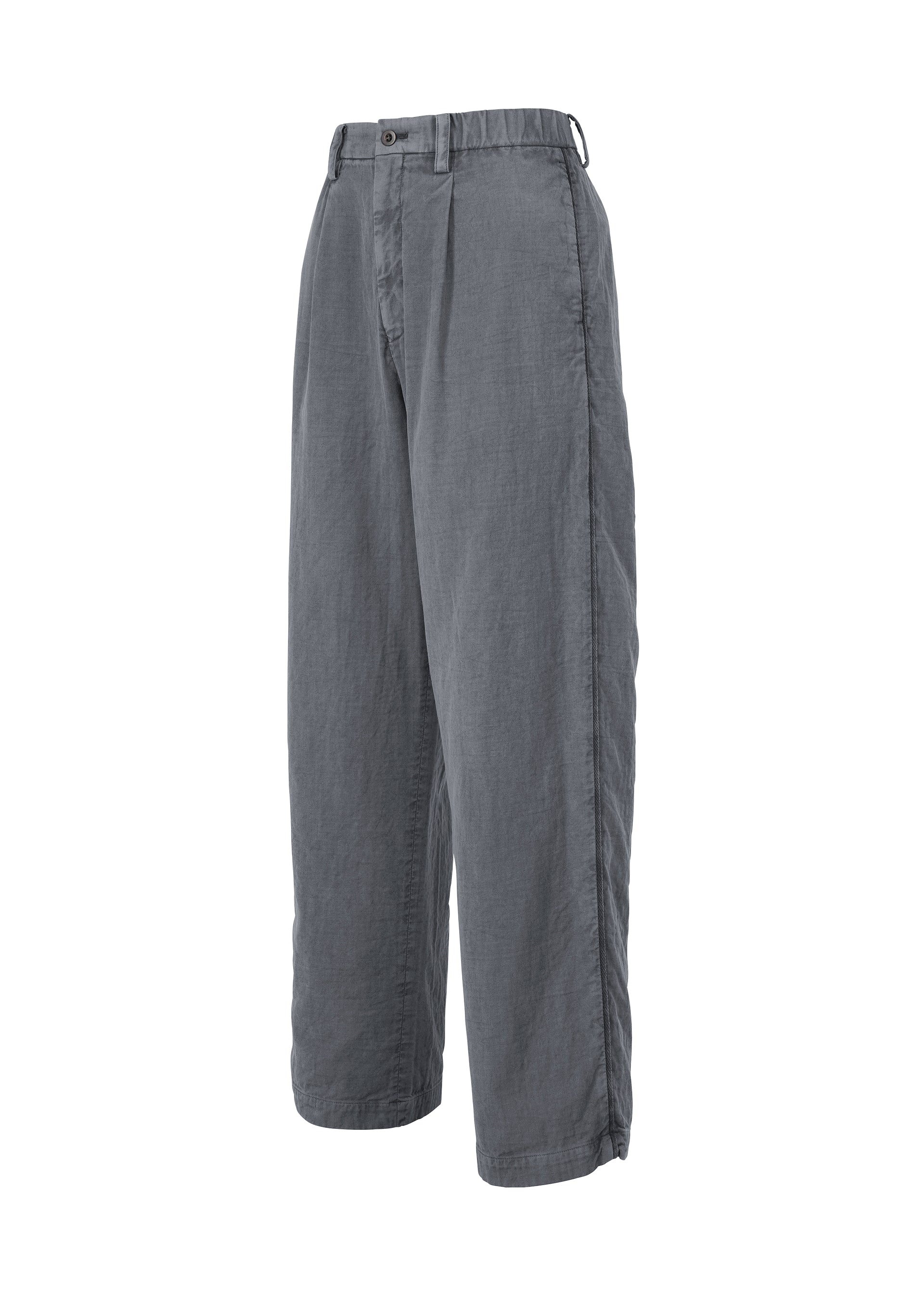 Zoomed view IM MEN’s PIGMENT DOUBLE FACE COTTON pants are loose-fit, gray, with a button and zipper closure, side pockets, and a soft, slightly wrinkled texture. Made from double-weave cotton and shown on a white background.