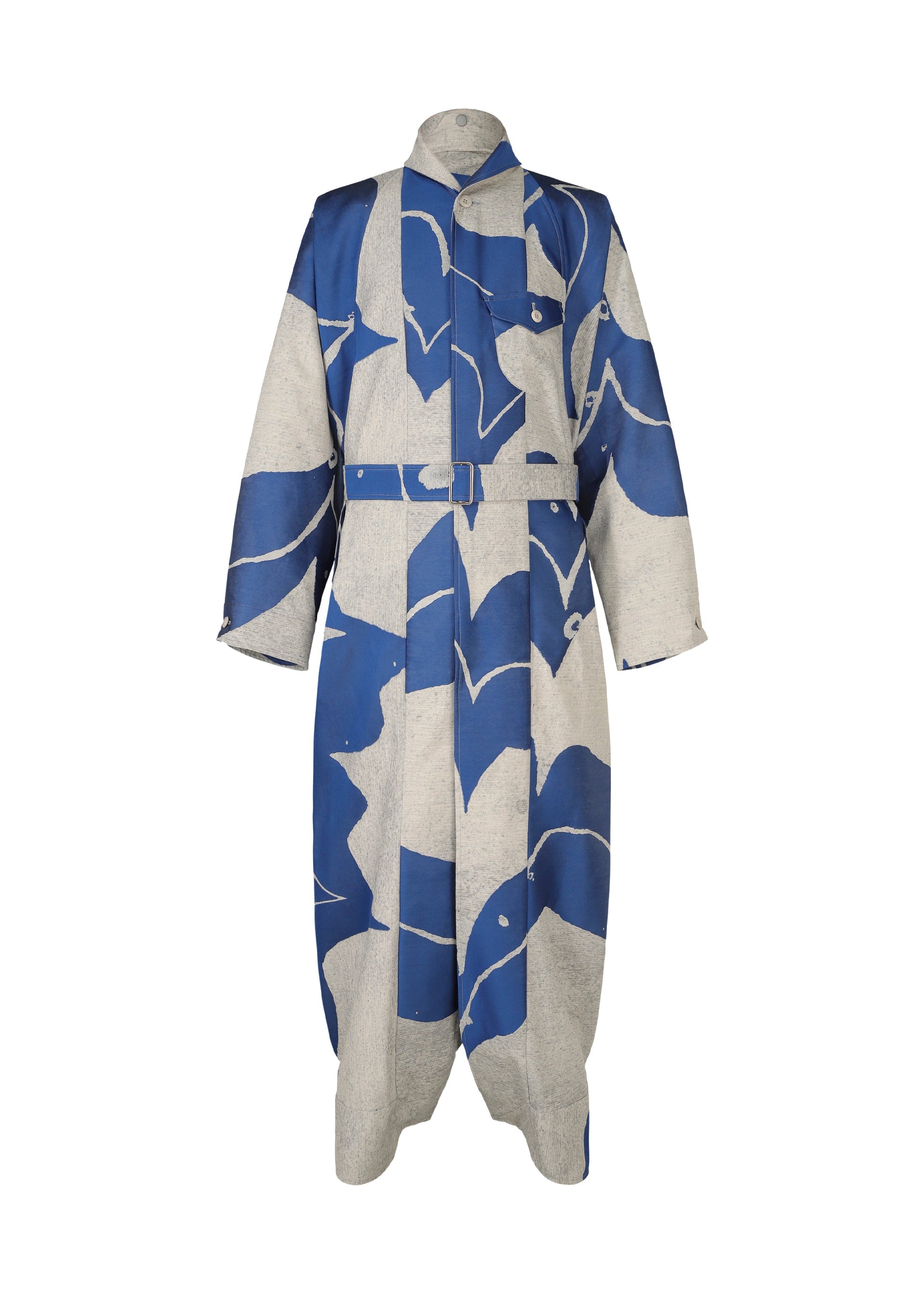 Zoomed view The INLAY coat by IM MEN is a long, belted style with wide sleeves, front buttons, and a high collar. It showcases a jacquard weave in bold blue and white abstract florals on a light gray background. - BLUE （no.72）