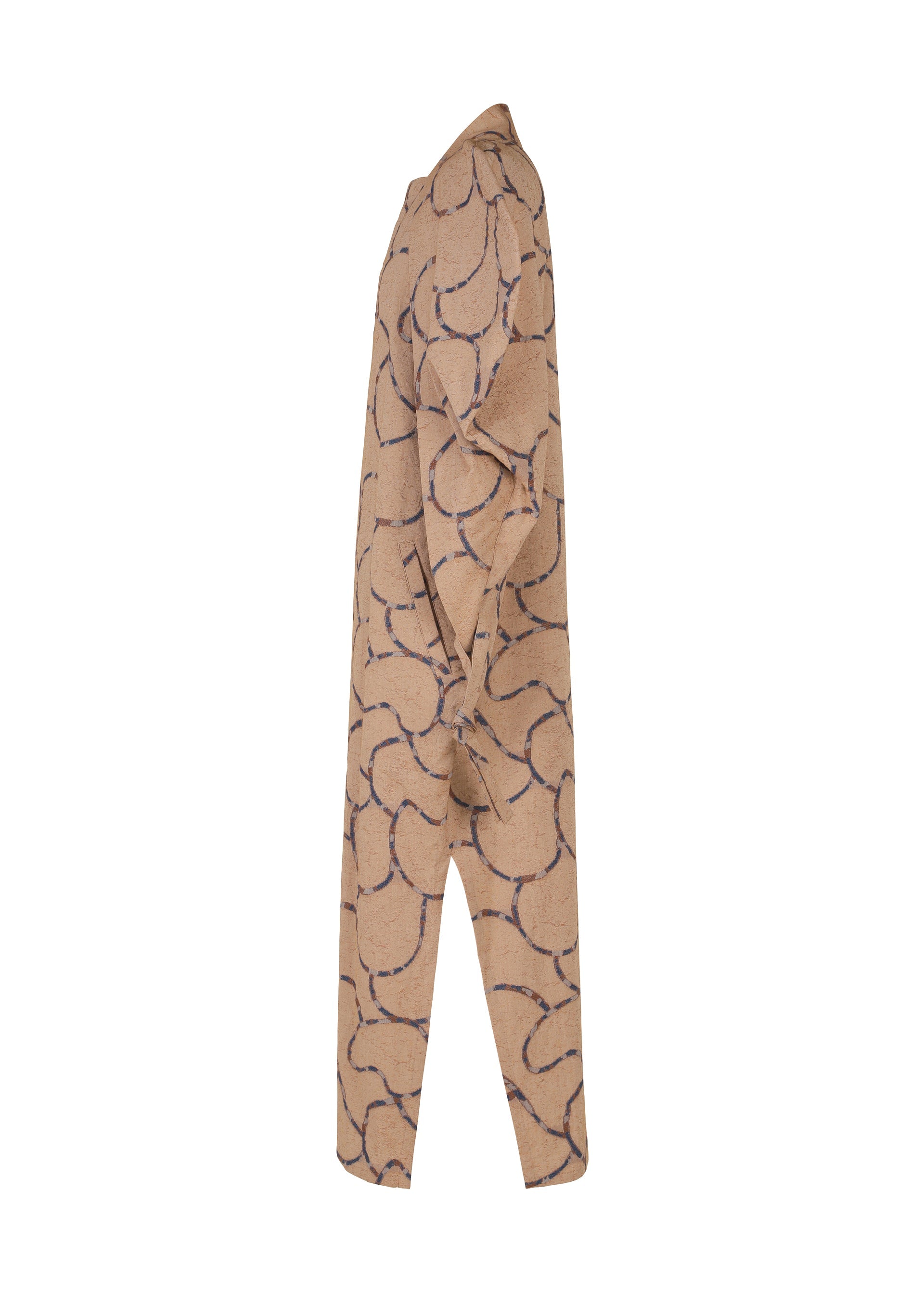 Zoomed view The IM MEN VASE JACQUARD SHIRT features a loose fit, long sleeves, and an abstract black curved line pattern inspired by Shoji Kamoda, shown in tan from the side against a white background.