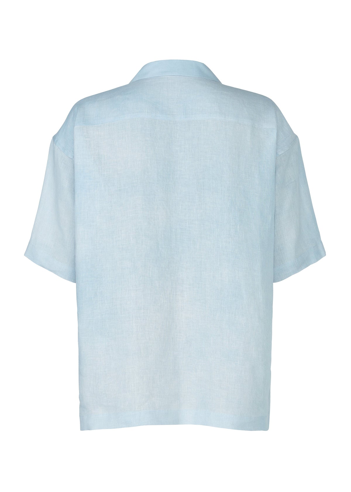 Back view of the FLOATING LINEN shirt by IM MEN in light blue. This short-sleeved, collared design offers a loose, boxy fit made from lightweight linen-like fabric for an effortlessly airy, minimal look without visible buttons or patterns. view 4 of 9