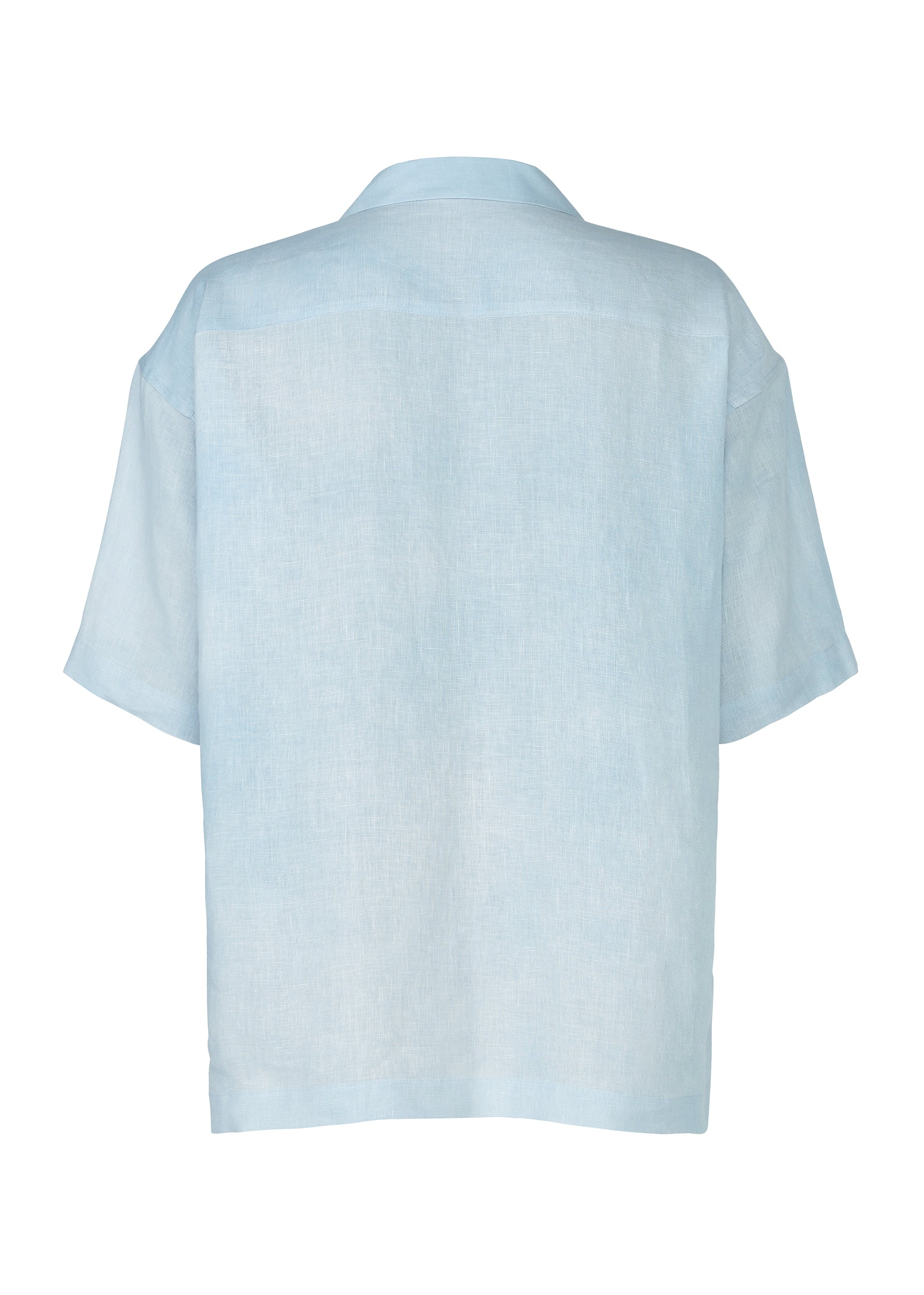 Zoomed view Back view of the FLOATING LINEN shirt by IM MEN in light blue. This short-sleeved, collared design offers a loose, boxy fit made from lightweight linen-like fabric for an effortlessly airy, minimal look without visible buttons or patterns.