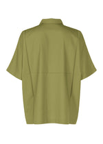 Back view of the IM MEN COMPACT SHIRT, a boxy-fit, short-sleeve shirt in olive green with geometric structure, collared design, and horizontal seam across the upper back.