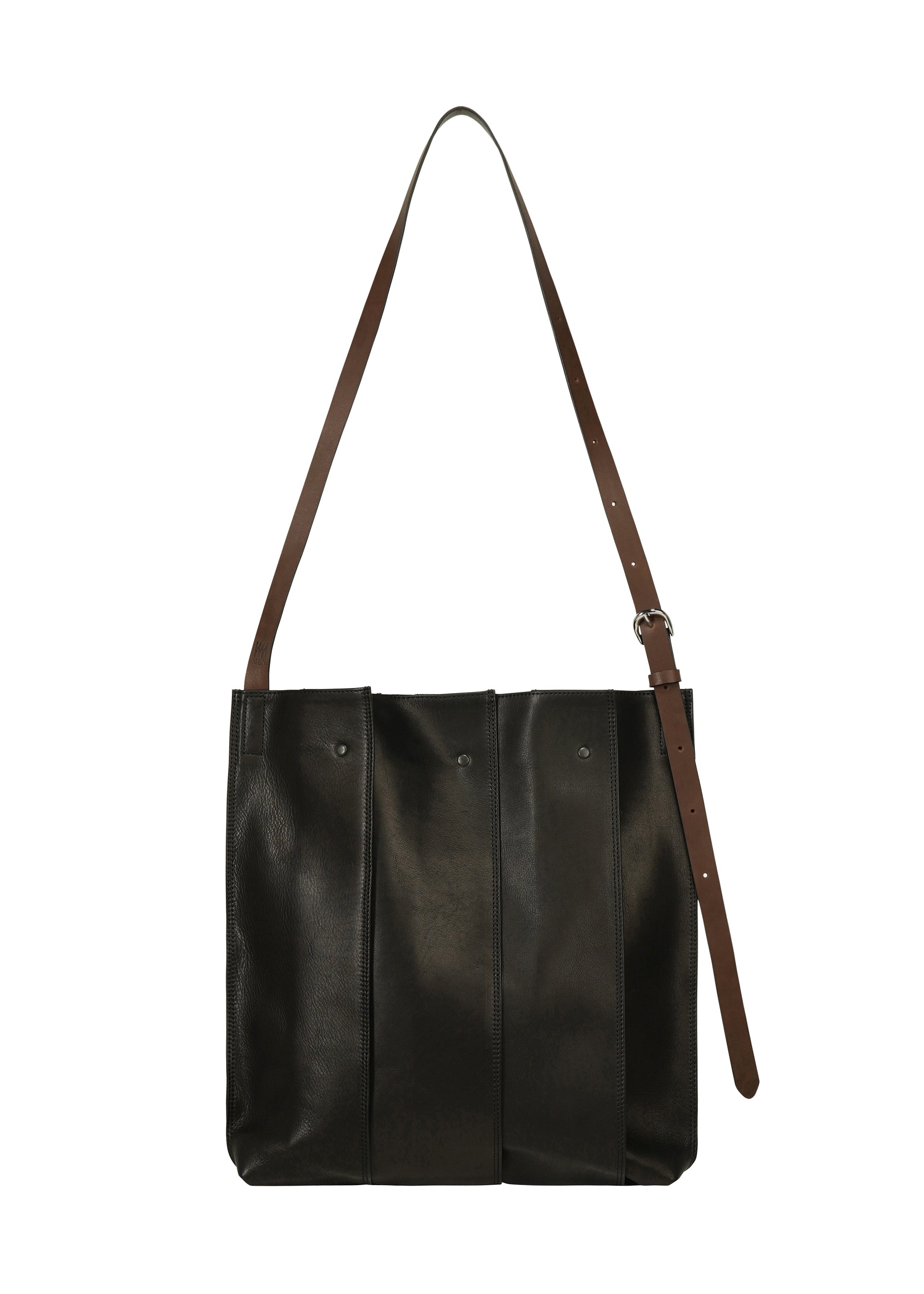 Zoomed view The LEATHER PLEATS by IM MEN is a black natural leather shoulder bag featuring vertical pleats and a wide, adjustable brown strap with a buckle. This minimalist tote offers a smooth texture and is perfectly sized to fit a 13-inch laptop. - BLACK （no.15）