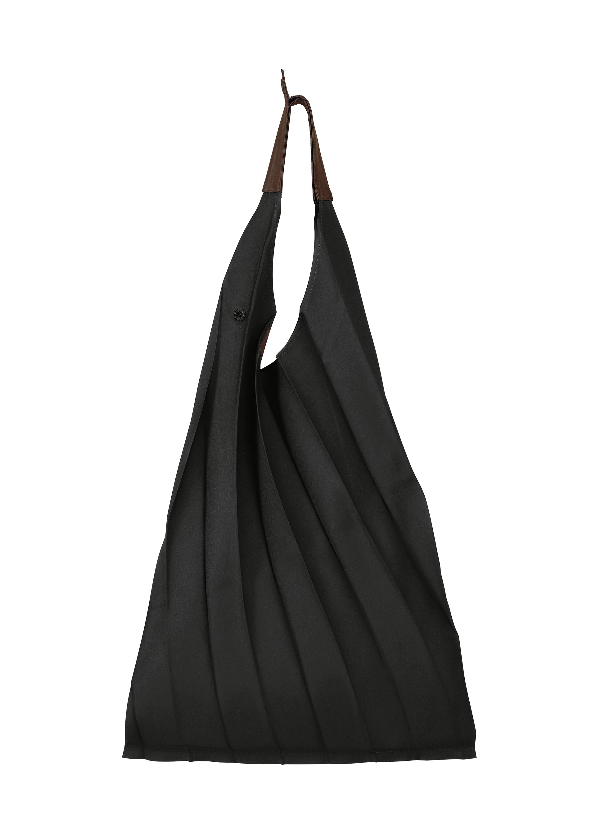 Zoomed view The GURU GURU tote bag by IM MEN is a pleated black fabric, foldable accessory with brown handles. Handmade pleats and diagonal folds give it a textured, sculptural look. Photographed against a white background. - BLACK （no.15）