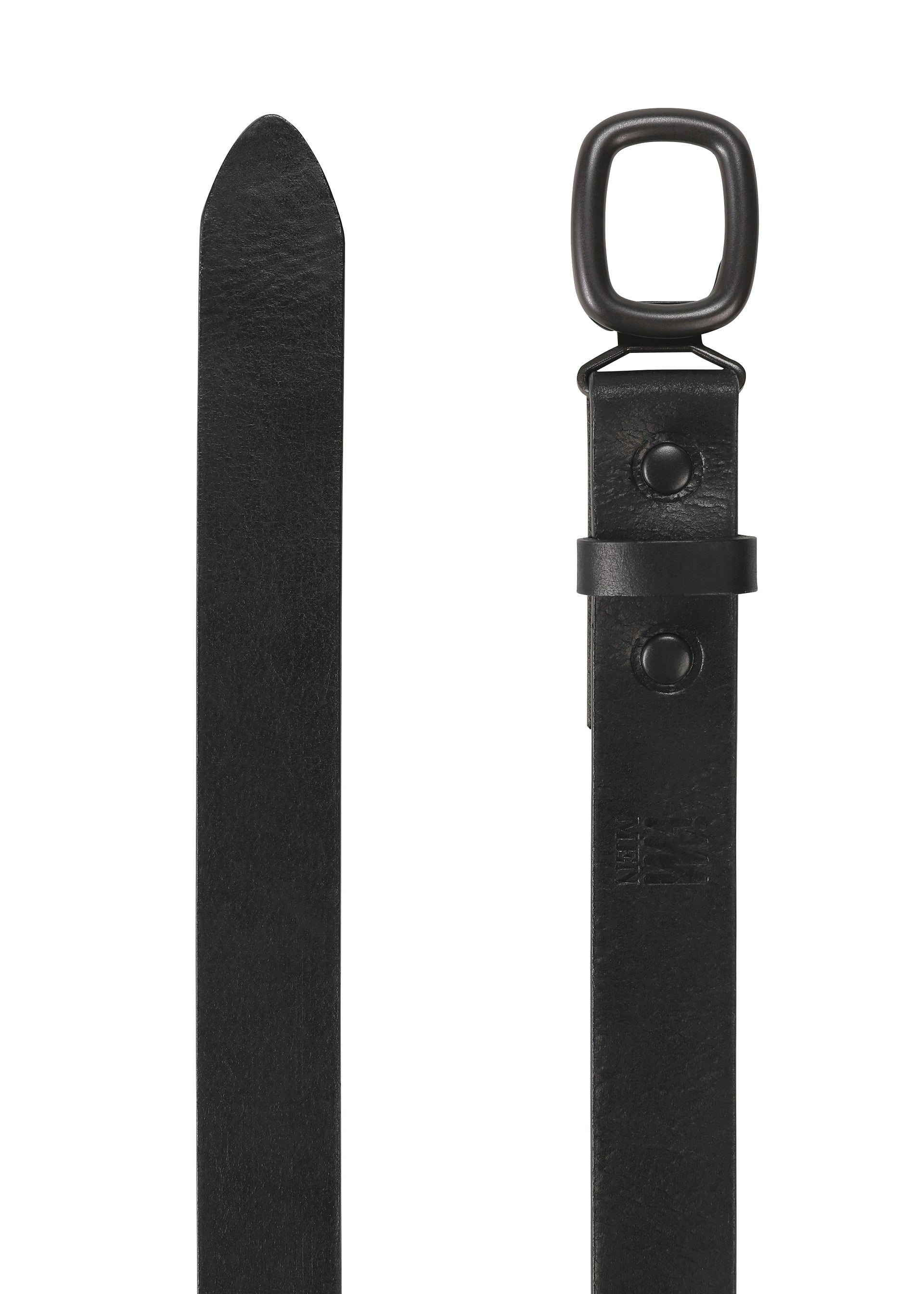 Zoomed view The OVAL belt by IM MEN is shown close-up in black genuine leather, featuring a rectangular matte black buckle, a pointed tip, and an adjustable design. The belt also includes a loop and a single black button detail near the buckle.