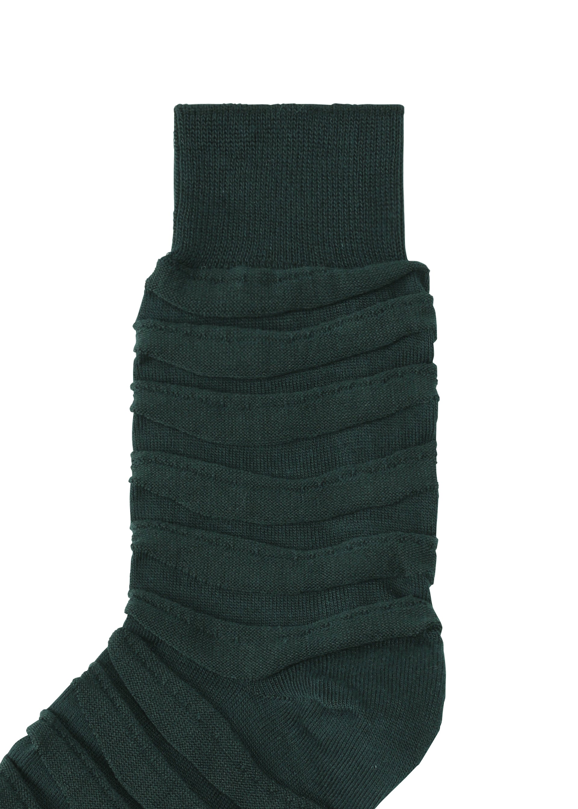 Zoomed view The IM MEN FORMAL WAVE SOCKS are dark green with a crinkled, ribbed design and raised horizontal lines. Featuring a gathered body and smooth cuff for comfort, they are shown on a plain white background.