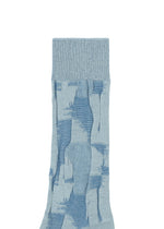 IM MEN KASURI SOCKS in light blue showcase an abstract, brushstroke-inspired dark blue pattern, displayed against a white background.