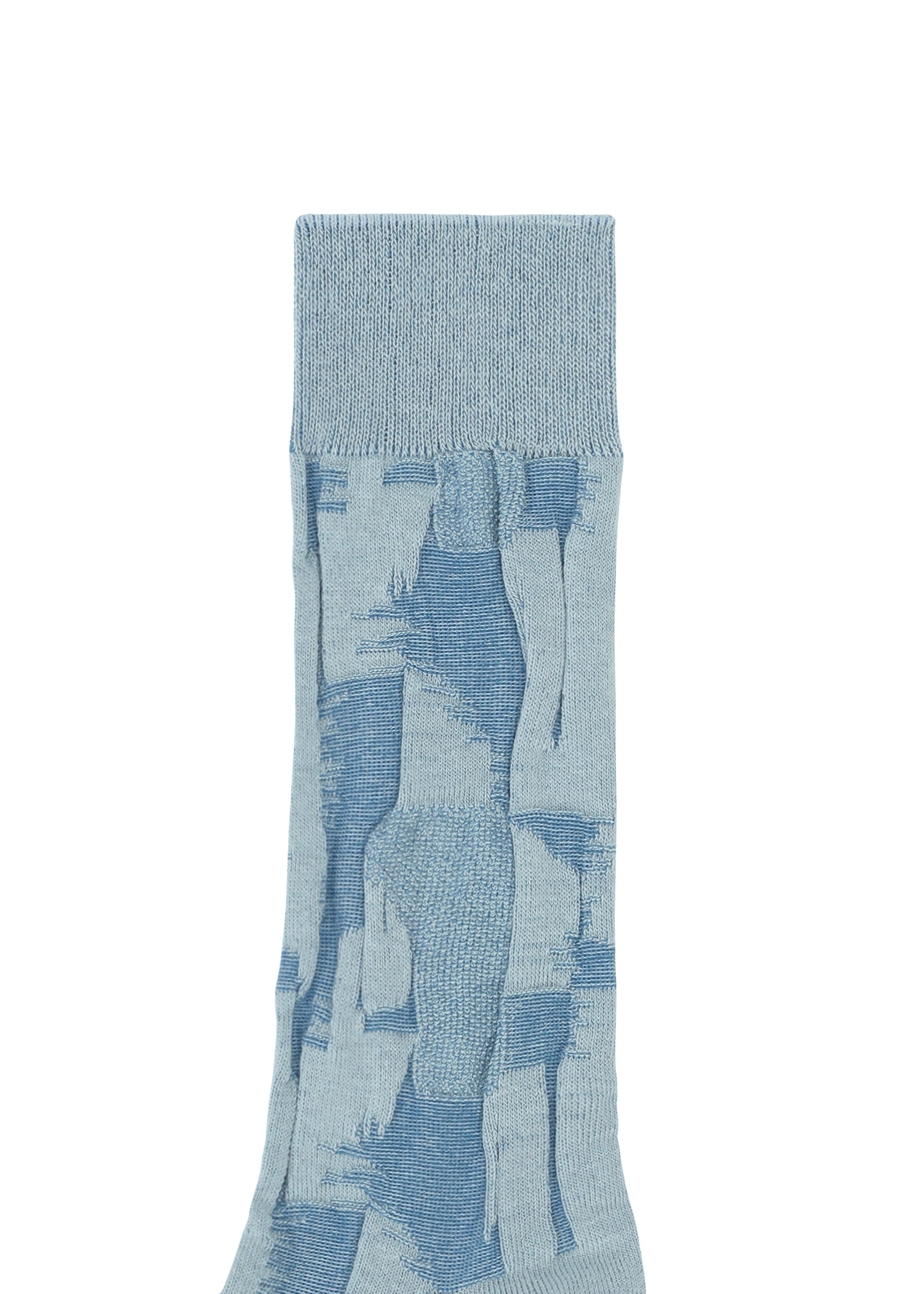 Zoomed view IM MEN KASURI SOCKS in light blue showcase an abstract, brushstroke-inspired dark blue pattern, displayed against a white background.