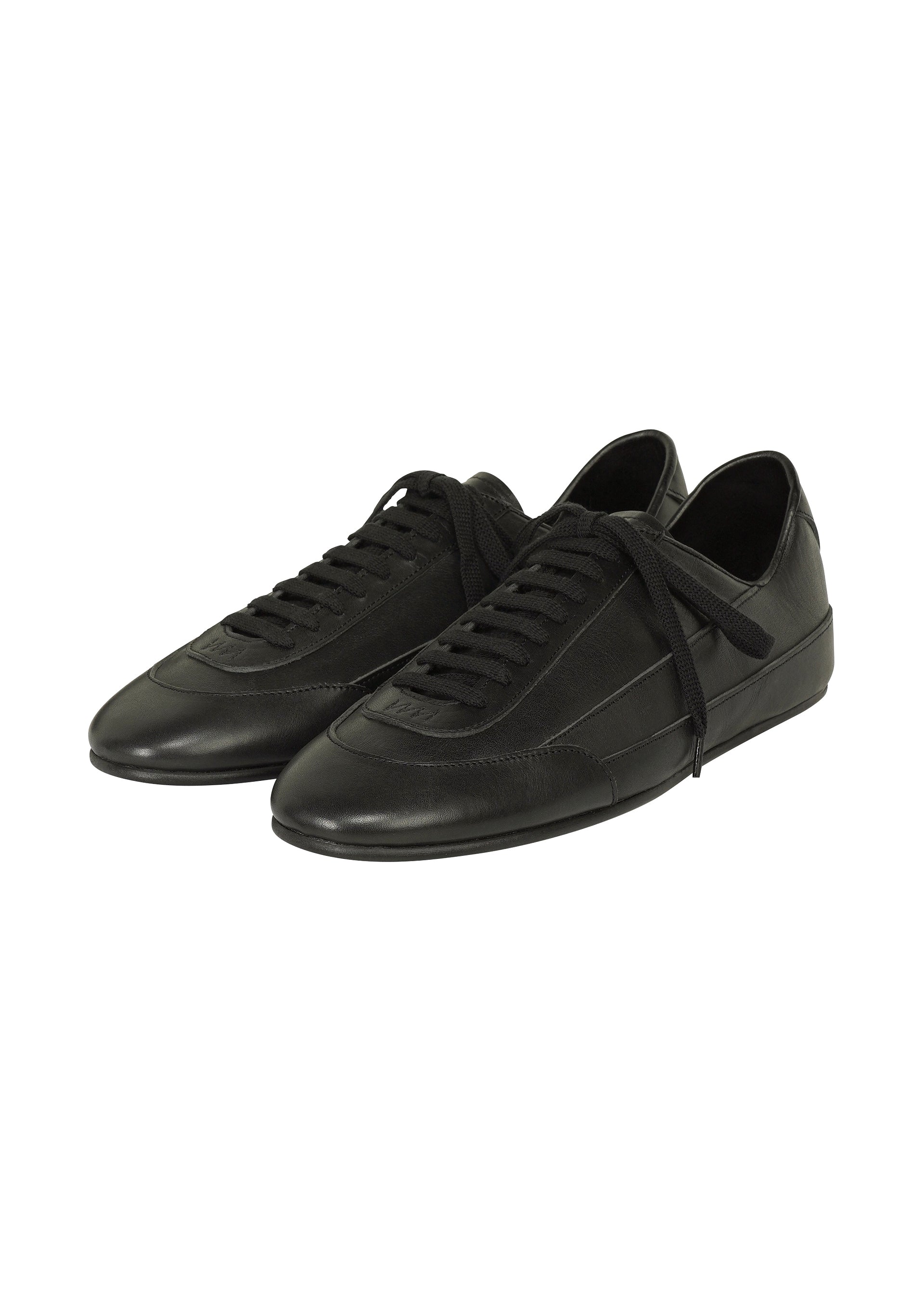 Zoomed view A pair of IM MEN FLIPPER low-top black leather lace-up sneakers, crafted from supple leather and displayed at a slight angle against a plain white background. - BLACK （no.15）