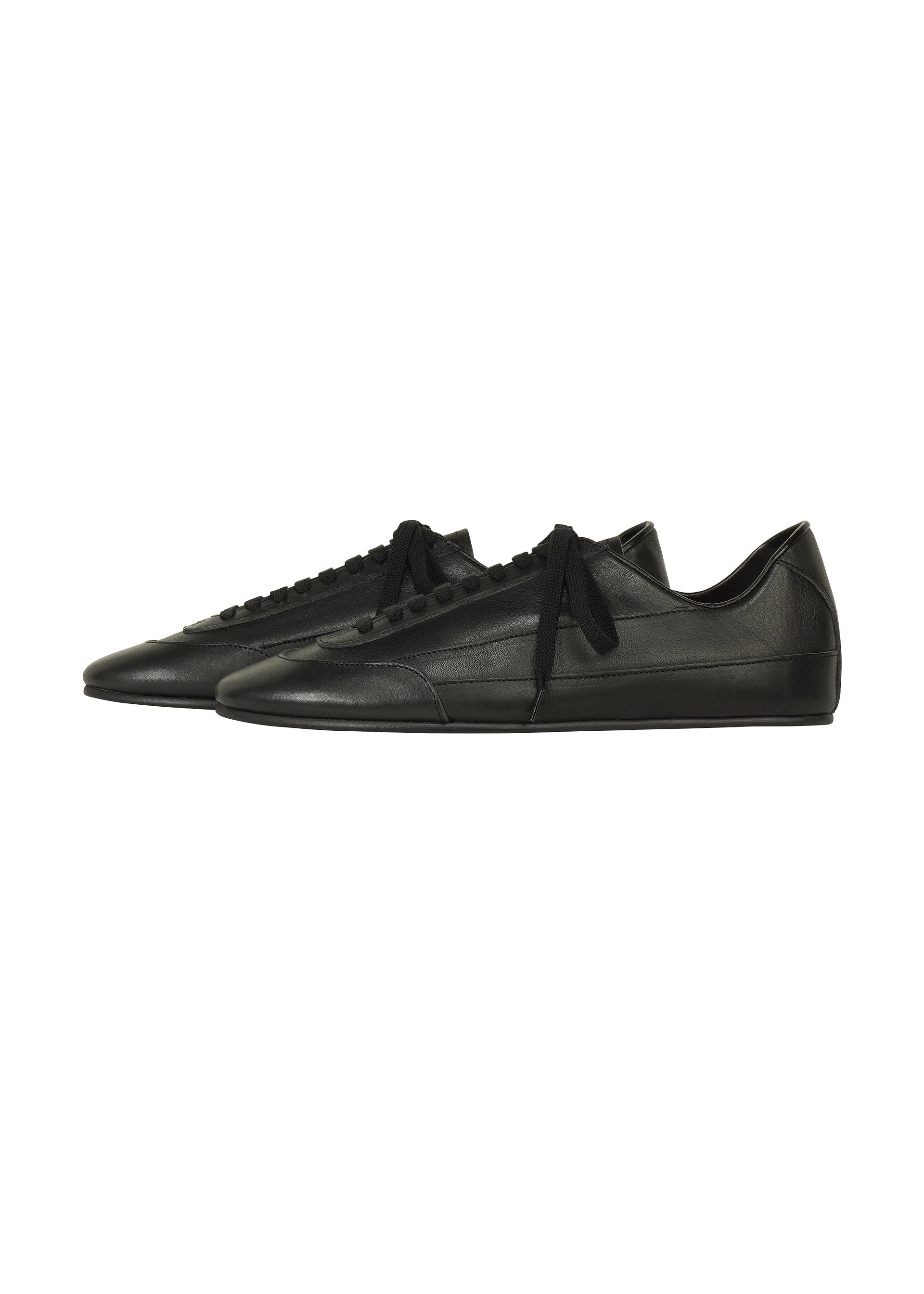 Zoomed view The IM MEN FLIPPER sneakers are minimalist black leather shoes with black laces, displayed from the side against a white background. They are crafted from supple leather and designed with a cushioned insole for all-day comfort.