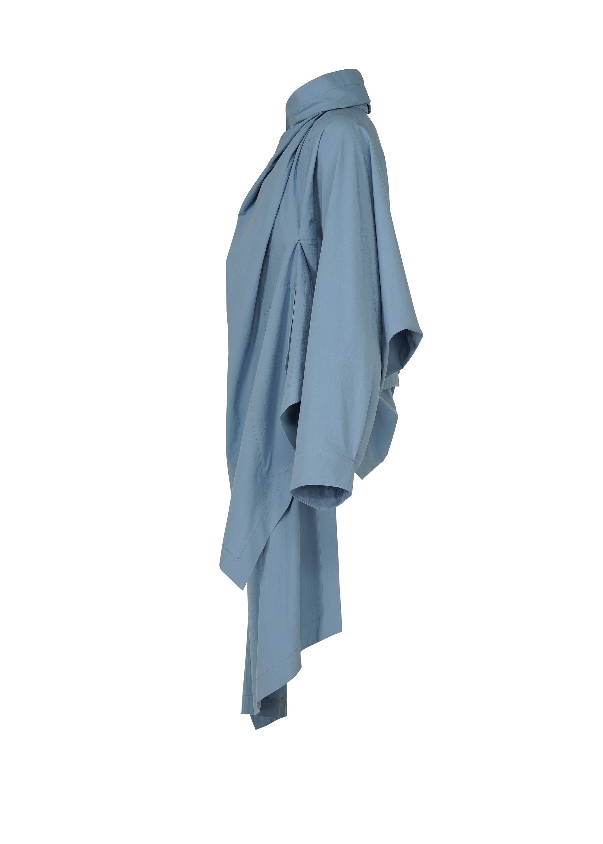 Zoomed view Side view of the IM MEN COMFORT COTTON shirt in light blue, featuring a loose, asymmetrical silhouette with wide sleeves, a high collar, and draped fabric made from high-twist organic cotton for versatile styling, displayed on a plain white background.