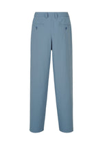 IM MEN’s COMFORT COTTON pants in light blue are shown from the back, crafted from high-twist organic cotton for a smooth feel. They feature belt loops, two back pockets with button closures, and a straight-leg fit.