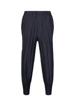 EDGE navy blue pleated pants by IM MEN, crafted from soft mélange polyester with an elastic waistband and hand-gathered elastic cuffs at the ankles, displayed on a white background. - NAVY （no.75）