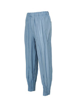 The EDGE pants by IM MEN are light blue pleated pants made from mélange polyester, featuring an elastic waistband and hand-gathered elastic cuffs, displayed on a white background.