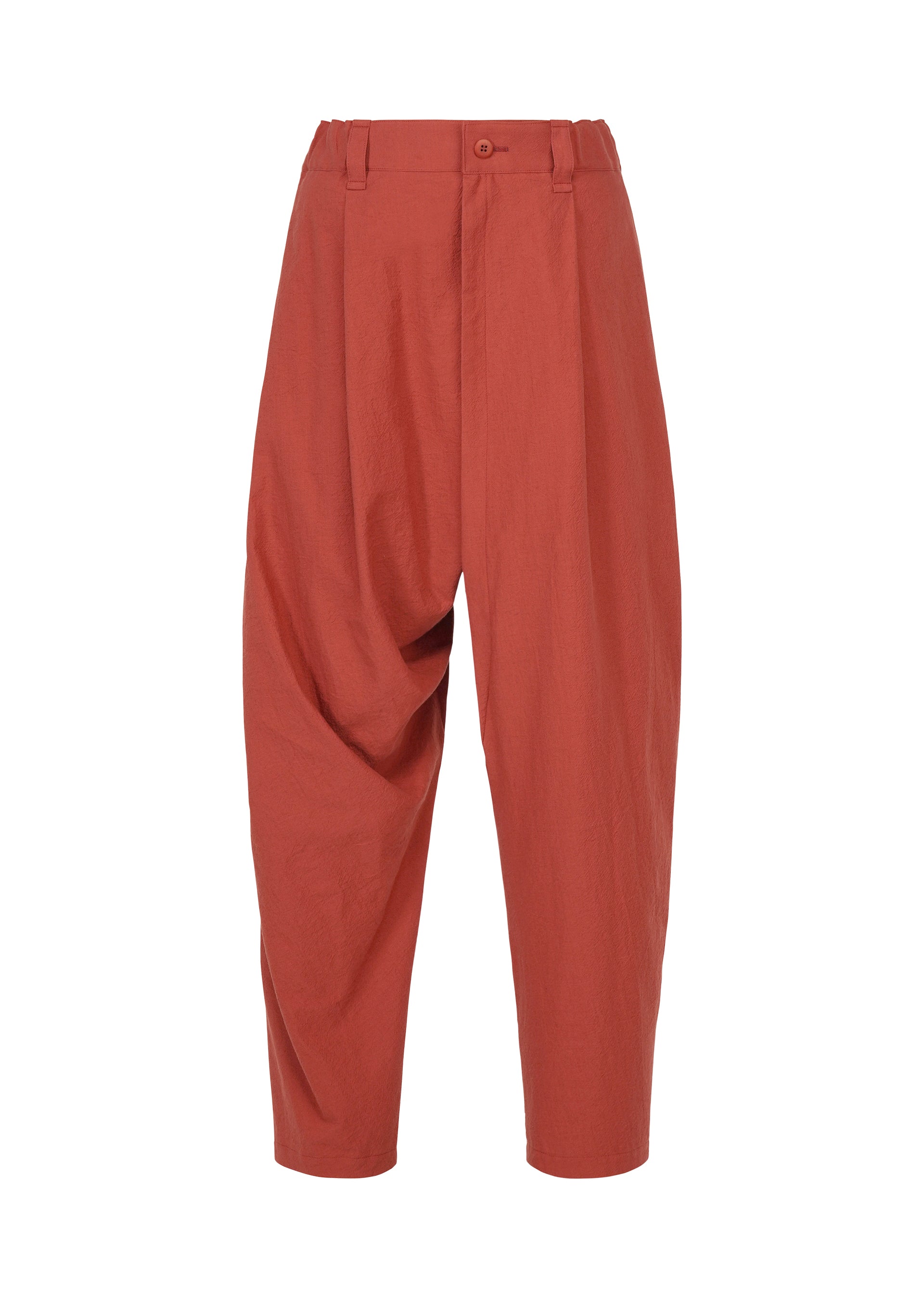 Zoomed view IM MEN’s COTTON YAK pants from the Autumn Winter 2026/27 Collection feature a loose-fitting, high-waisted design in rust-colored cotton with a relaxed silhouette, pleated front, button and zip closure, and cropped tapered legs. - RED （no.24）