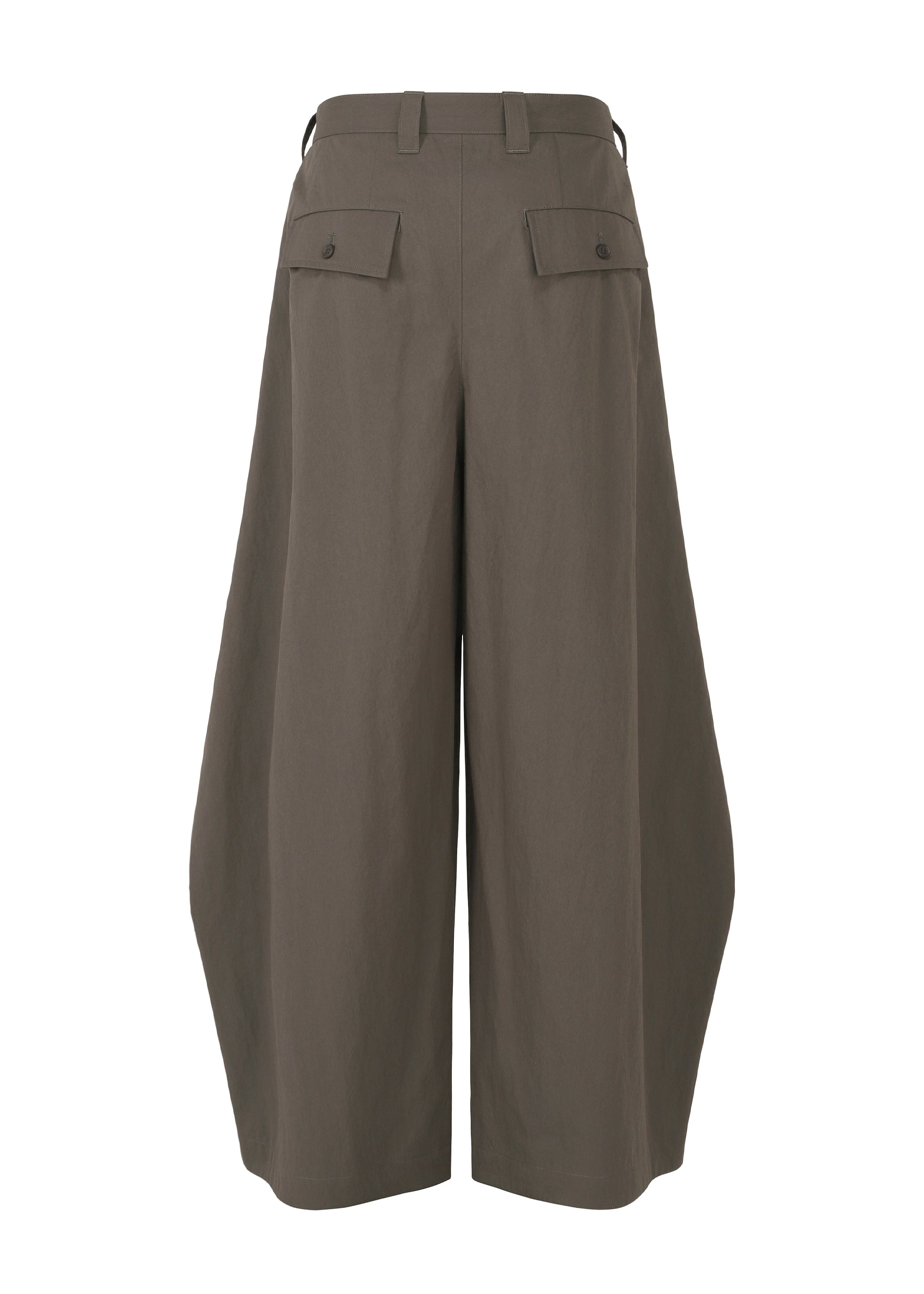 Zoomed view The OVERLAP culotte pants by IM MEN are wide-legged and high-waisted in olive green, crafted from a cotton-nylon blend with a natural texture. They feature two back flap pockets and belt loops, shown against a white background.