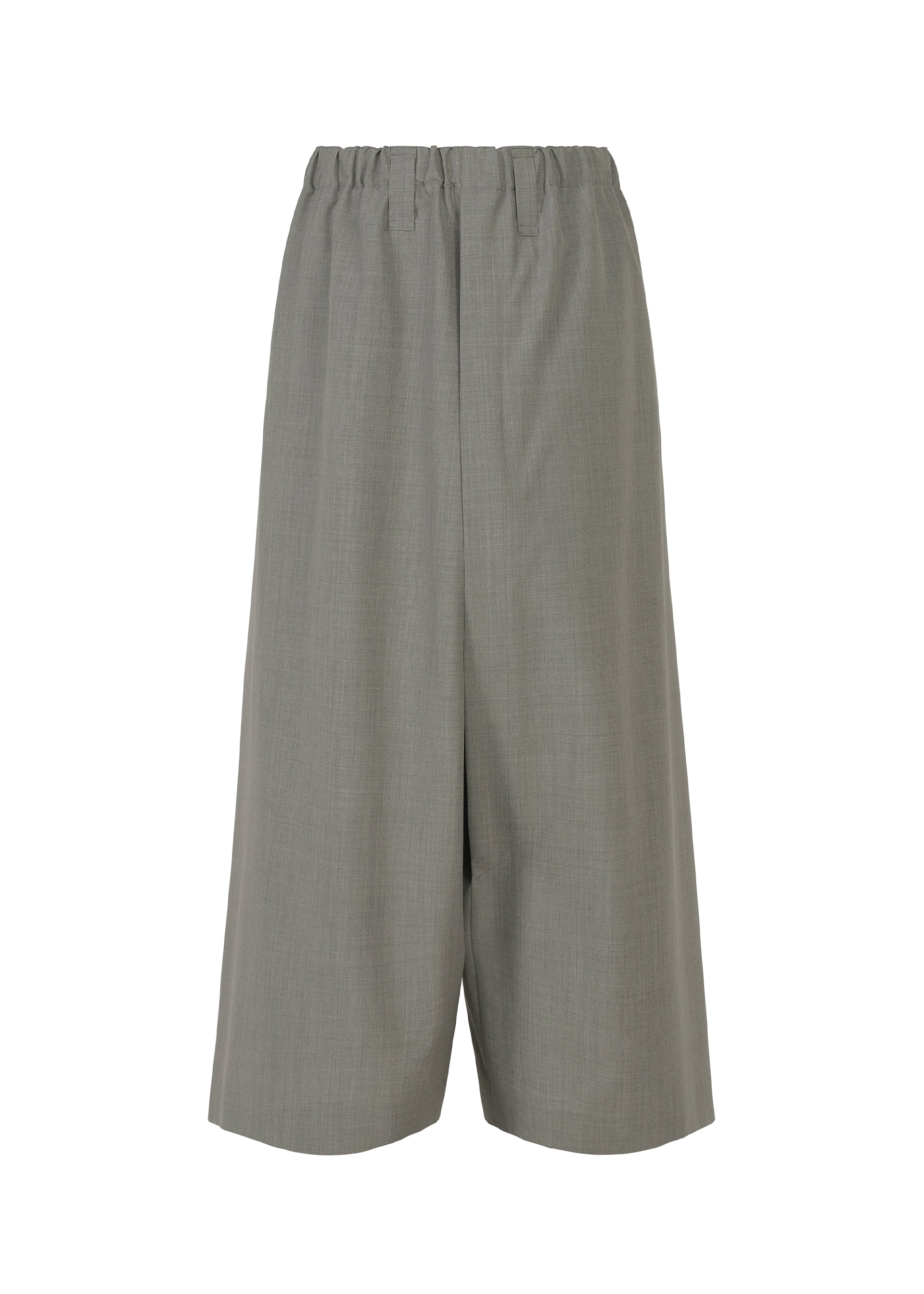 Zoomed view The SUAVE shorts by IM MEN are loose-fitting, knee-length, gray shorts with a relaxed silhouette and elastic waistband, shown on a plain white background.