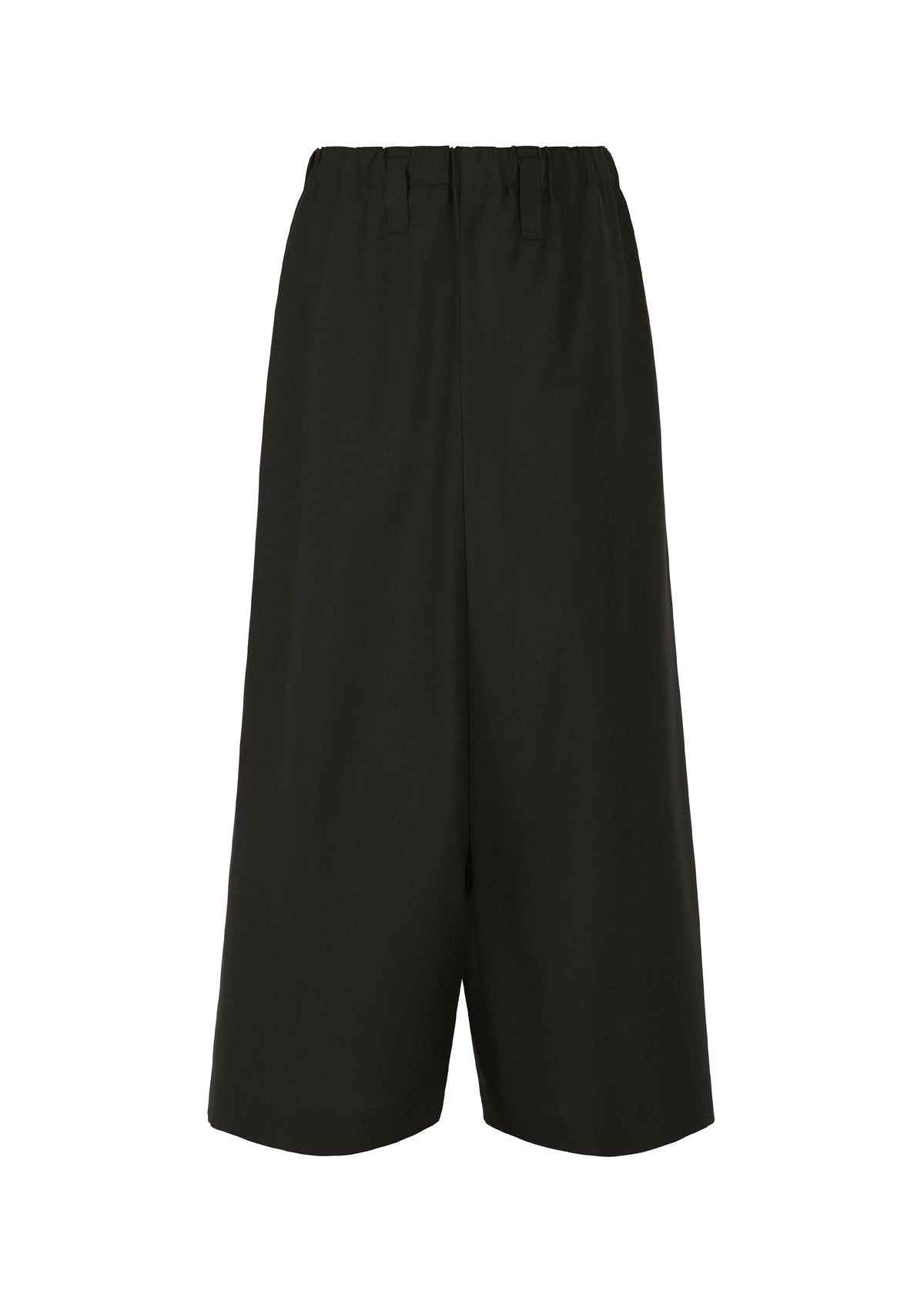The SUAVE pants by IM MEN are black, knee-length sarouel pants with an elastic waistband and relaxed fit, shown against a white background. view 2 of 9