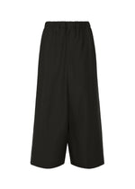 The SUAVE pants by IM MEN are black, knee-length sarouel pants with an elastic waistband and relaxed fit, shown against a white background. - BLACK （no.15）