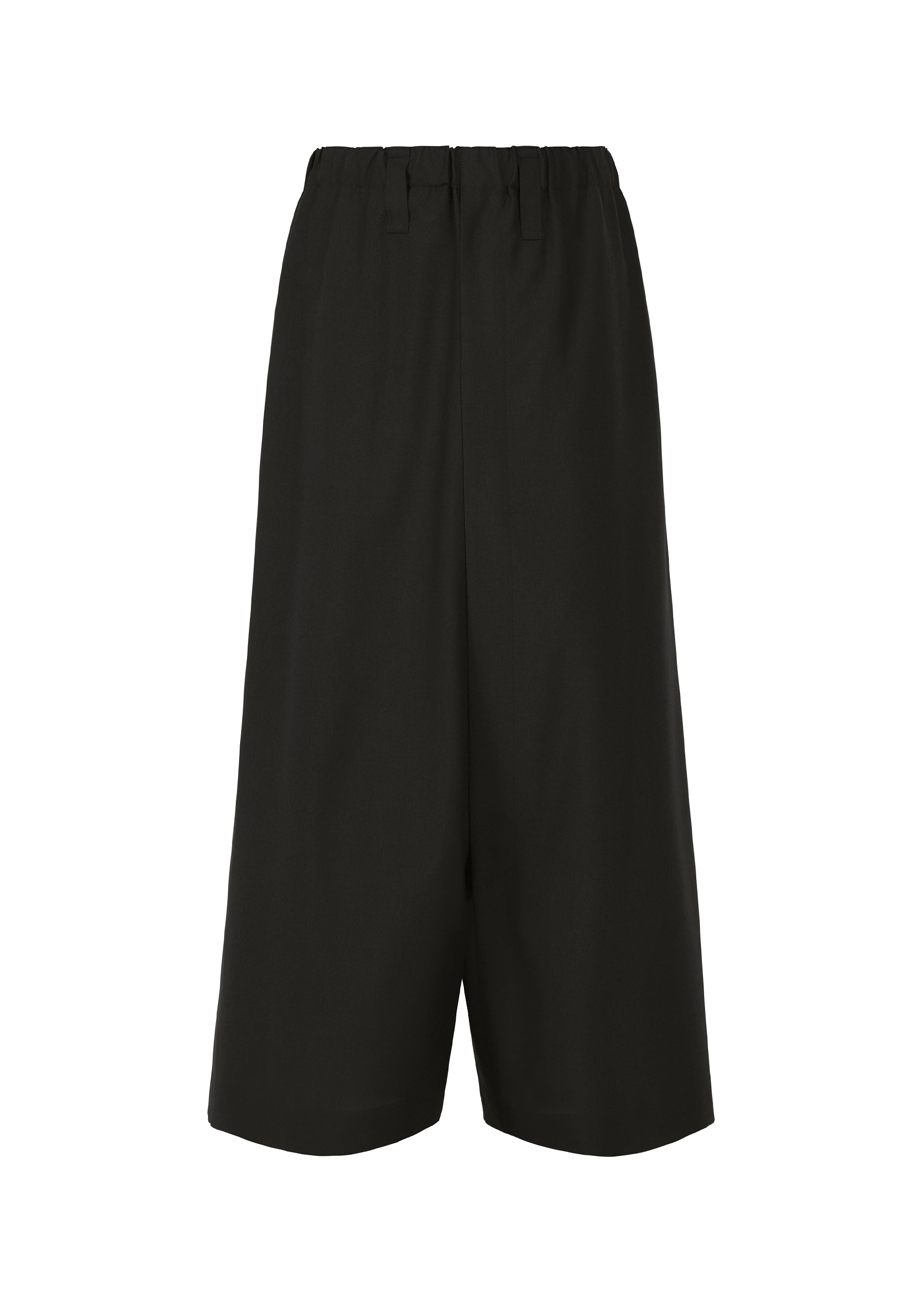 Zoomed view The SUAVE pants by IM MEN are black, knee-length sarouel pants with an elastic waistband and relaxed fit, shown against a white background. - BLACK （no.15）