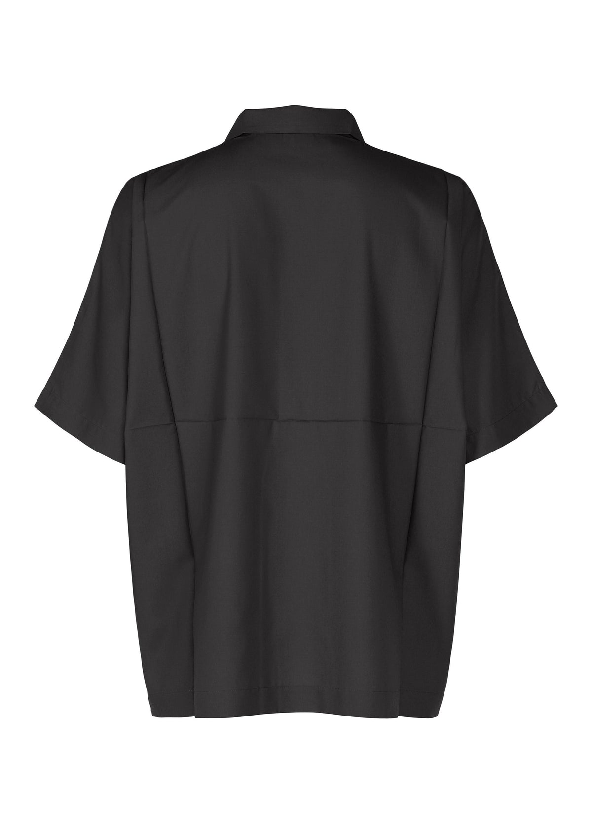 The IM MEN COMPACT SHIRT is a loose-fit, short-sleeved black shirt with a collar and straight hem, made from wrinkle-resistant lightweight material for comfortable wear. Shown here in a back view. view 2 of 10