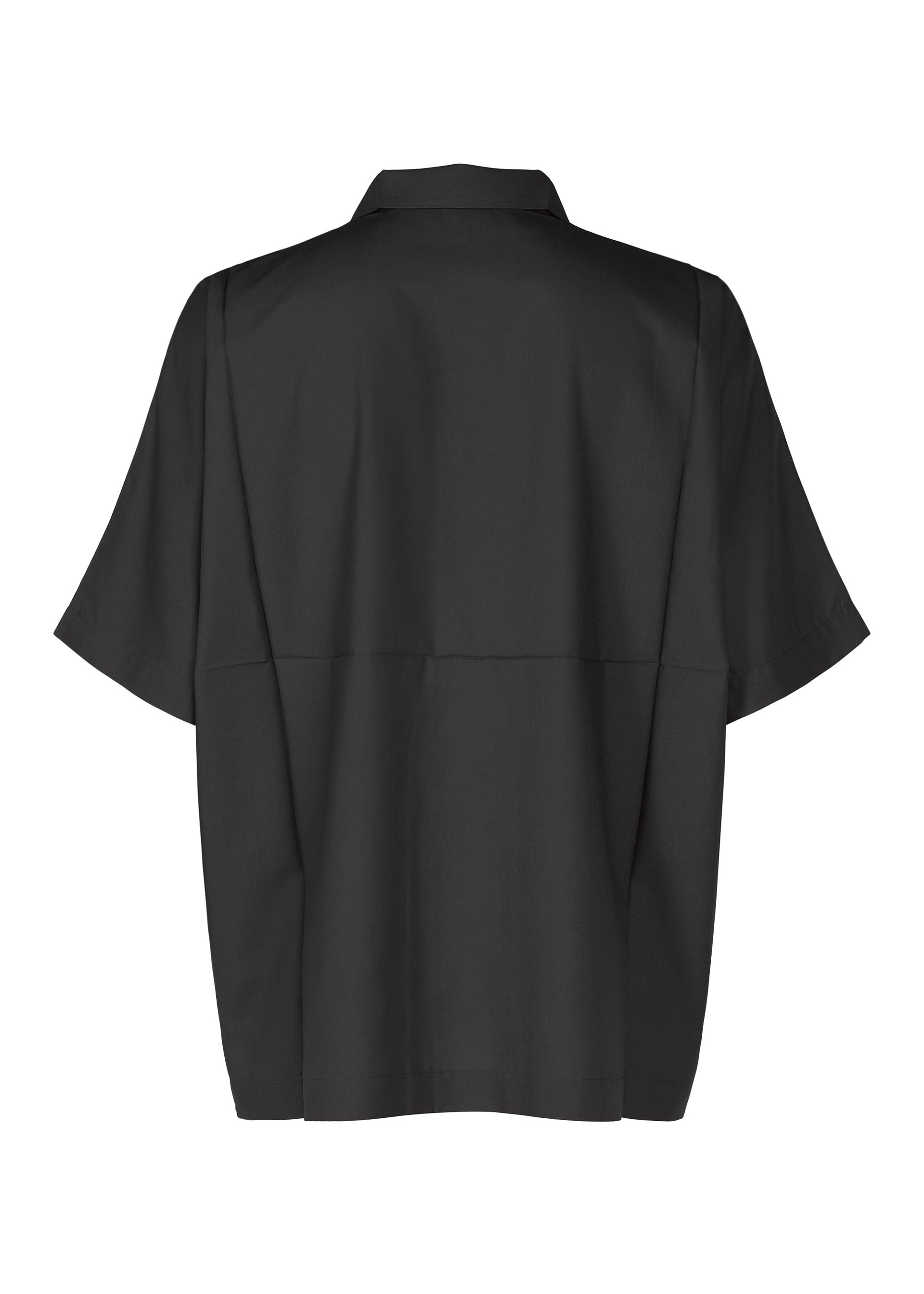 Zoomed view The IM MEN COMPACT SHIRT is a loose-fit, short-sleeved black shirt with a collar and straight hem, made from wrinkle-resistant lightweight material for comfortable wear. Shown here in a back view.
