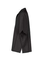 The IM MEN COMPACT SHIRT is a black, wrinkle-resistant, knee-length shirt with short sleeves and an open front. Featuring a minimalist, loose silhouette, it’s shown from the side against a white background and made of lightweight fabric for comfort.