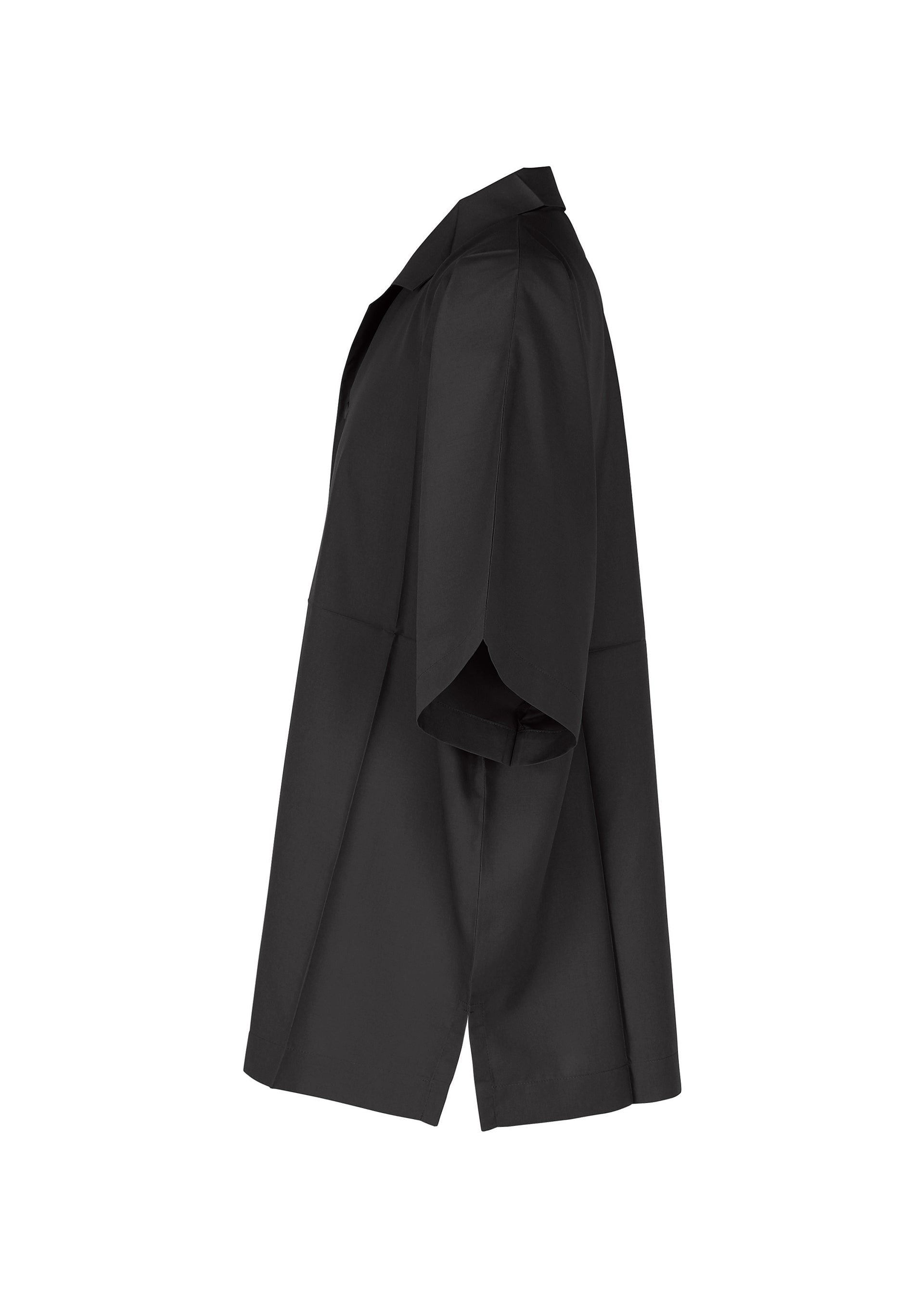 Zoomed view The IM MEN COMPACT SHIRT is a black, wrinkle-resistant, knee-length shirt with short sleeves and an open front. Featuring a minimalist, loose silhouette, it’s shown from the side against a white background and made of lightweight fabric for comfort.