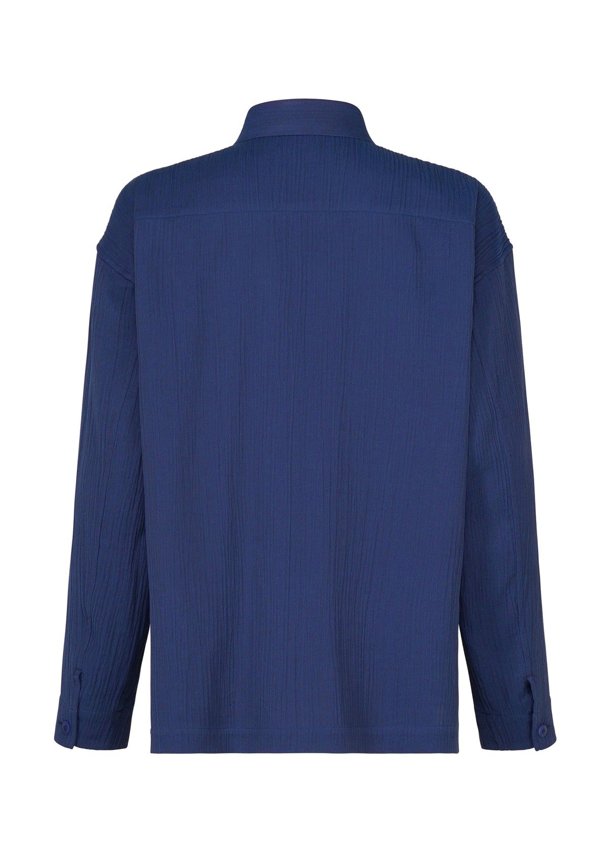 Zoomed view The IM MEN DOUBLE WEAVE CREPE is a long-sleeved, textured navy shirt shown from the back, with a collar and buttoned cuffs in soft double-weave cotton.