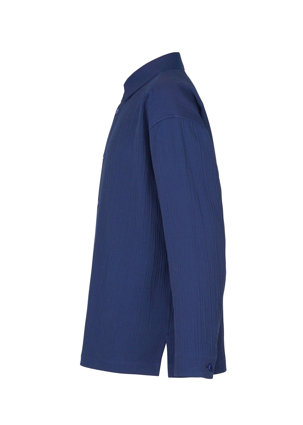 Zoomed view Side view of IM MEN DOUBLE WEAVE CREPE, a long-sleeved, dark blue shirt with a creased texture, collar, and buttoned cuffs in double-weave cotton, shown against a white background.