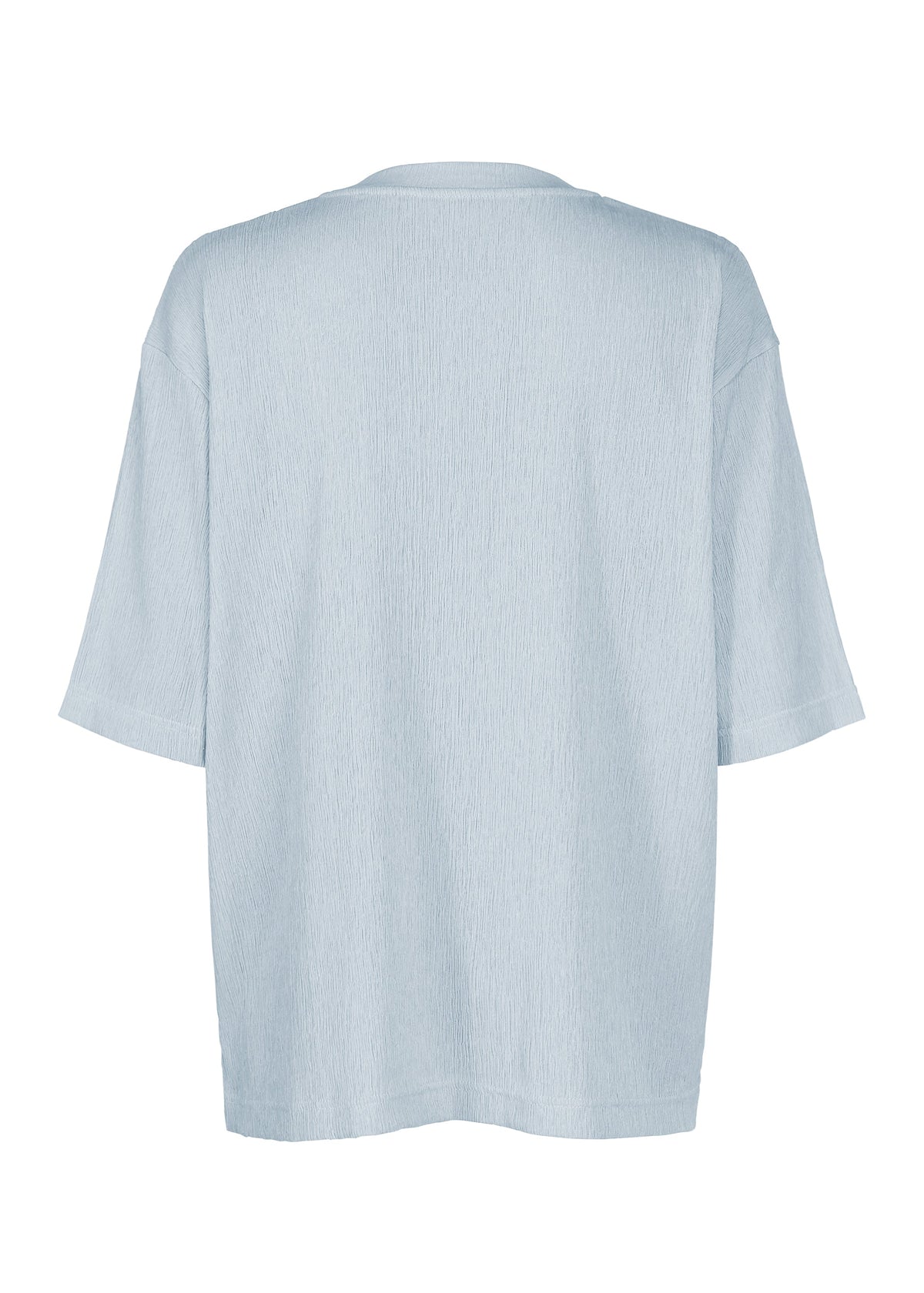 The CREPE TUCK JERSEY by IM MEN, an oversized, short-sleeved T-shirt in light blue made from quick-drying jersey fabric, is shown from the back against a plain white background. view 4 of 7