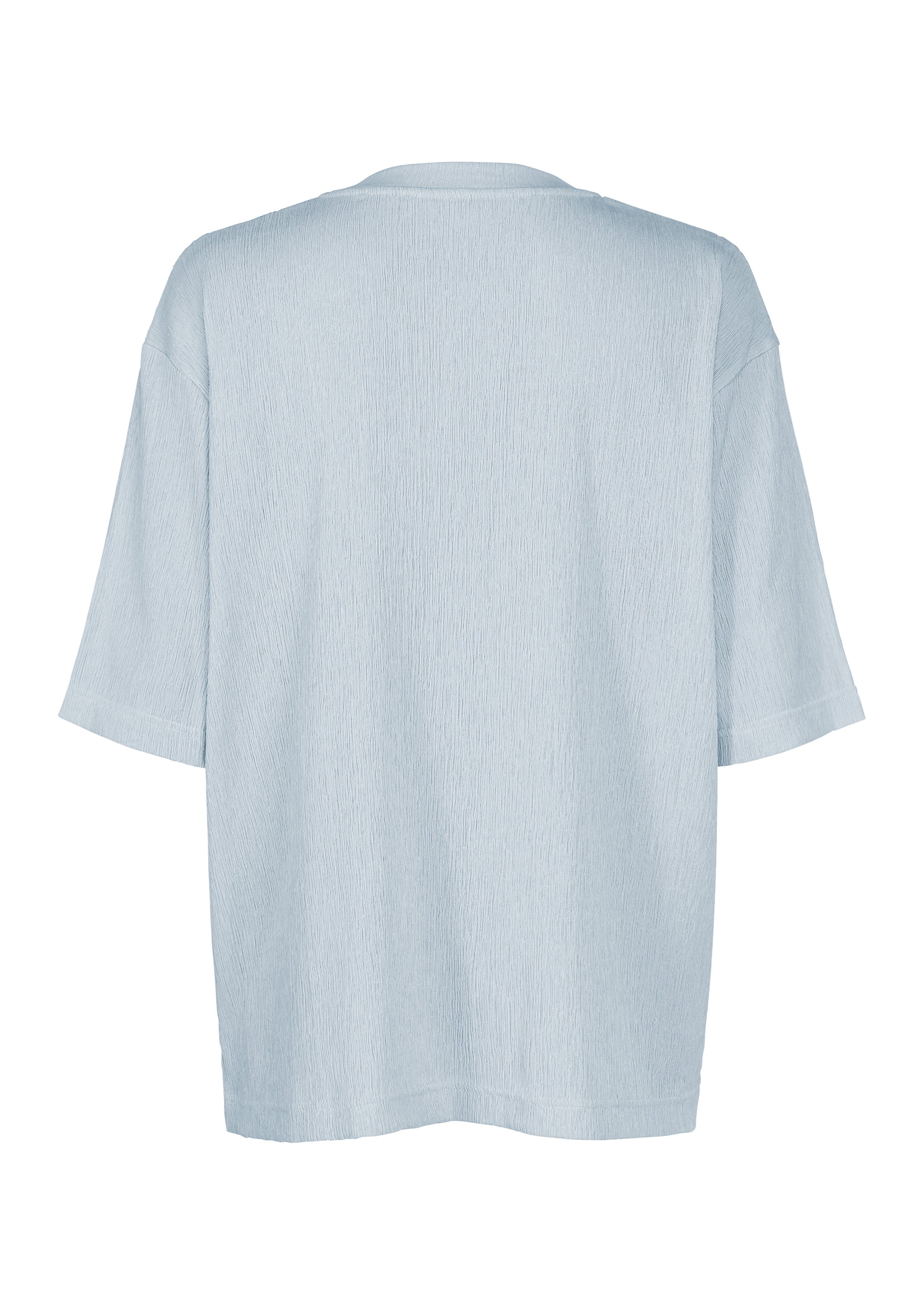 Zoomed view The CREPE TUCK JERSEY by IM MEN, an oversized, short-sleeved T-shirt in light blue made from quick-drying jersey fabric, is shown from the back against a plain white background.