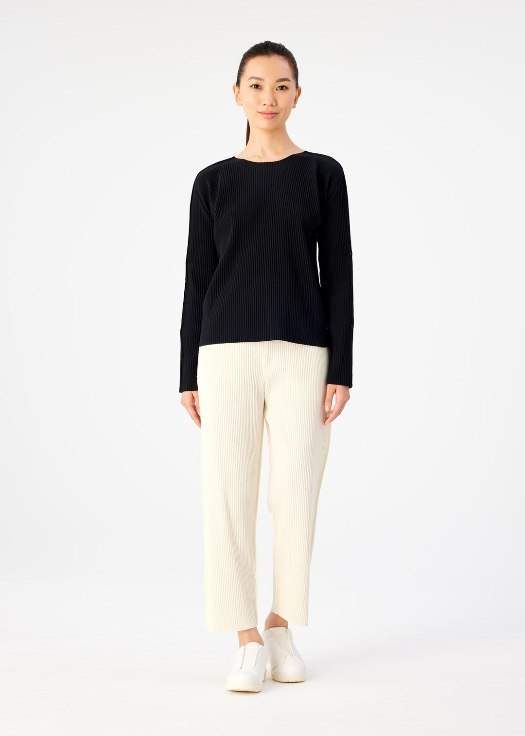 FINE KNIT PLEATS BLACK TOP | The official ISSEY MIYAKE ONLINE 