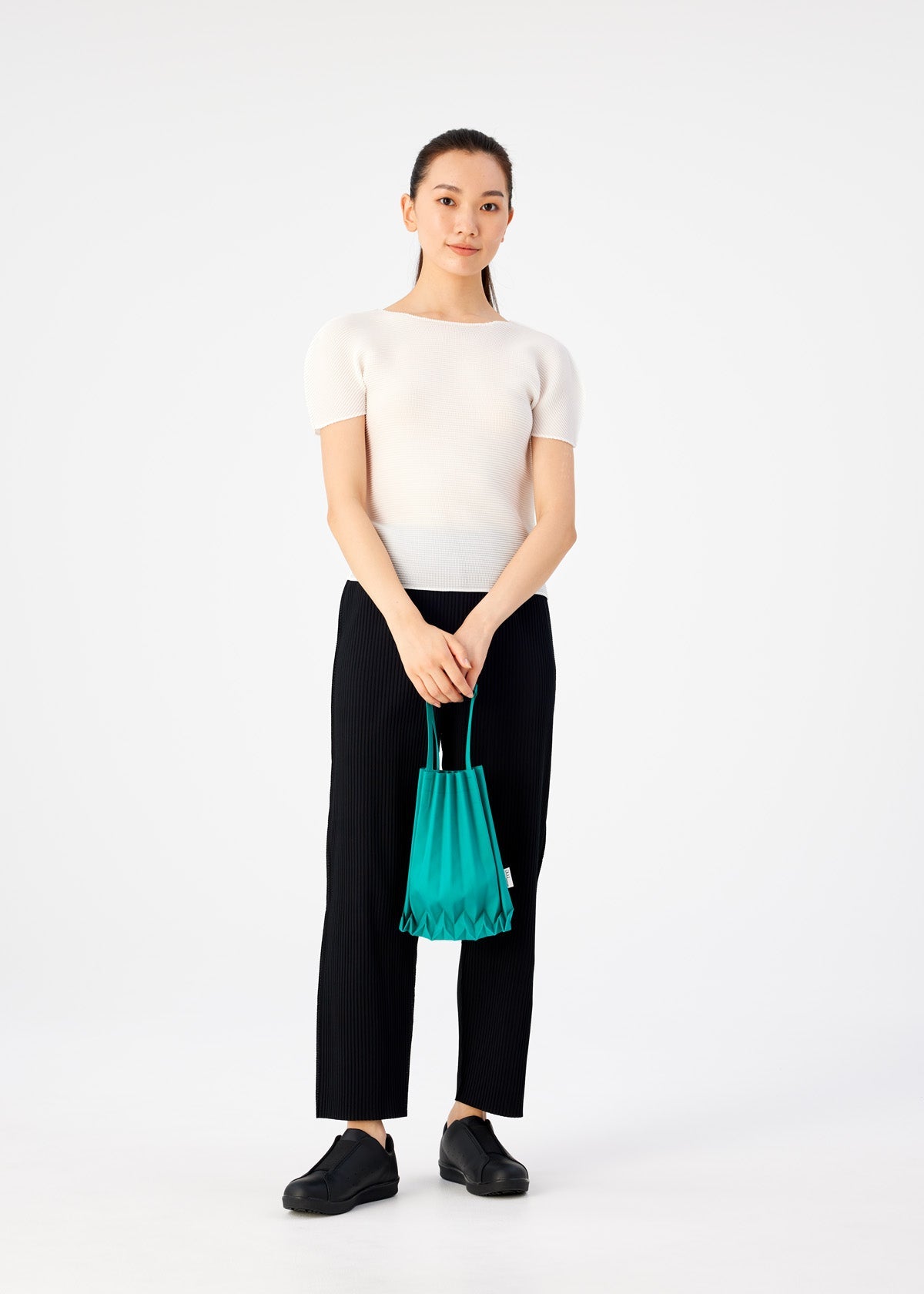 TRUNK PLEATS BAG 12 – ISSEY MIYAKE ONLINE STORE