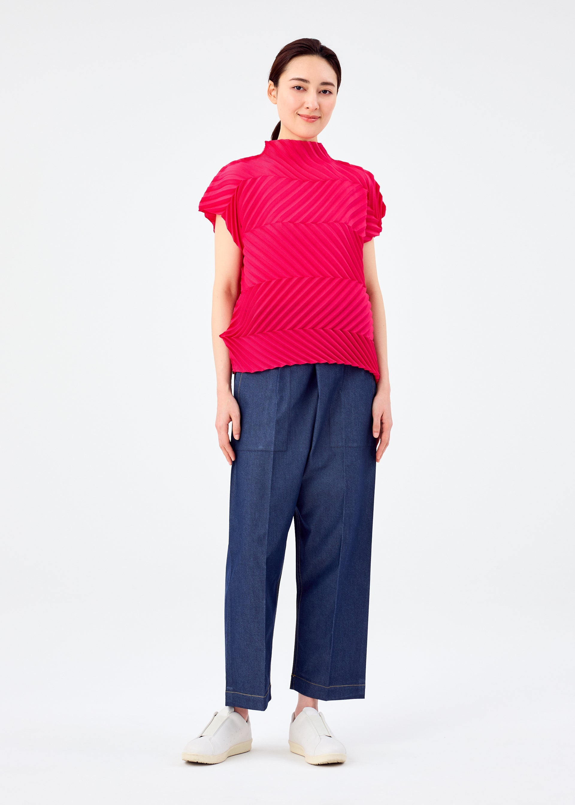ZIG ZAG PLEATS – ISSEY MIYAKE ONLINE STORE