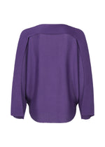The CURVE KNIT STRETCH PLEATS top by me ISSEY MIYAKE is shown from the back in purple, featuring an oversized fit, long sleeves, and a ribbed texture. Displayed against a white background.