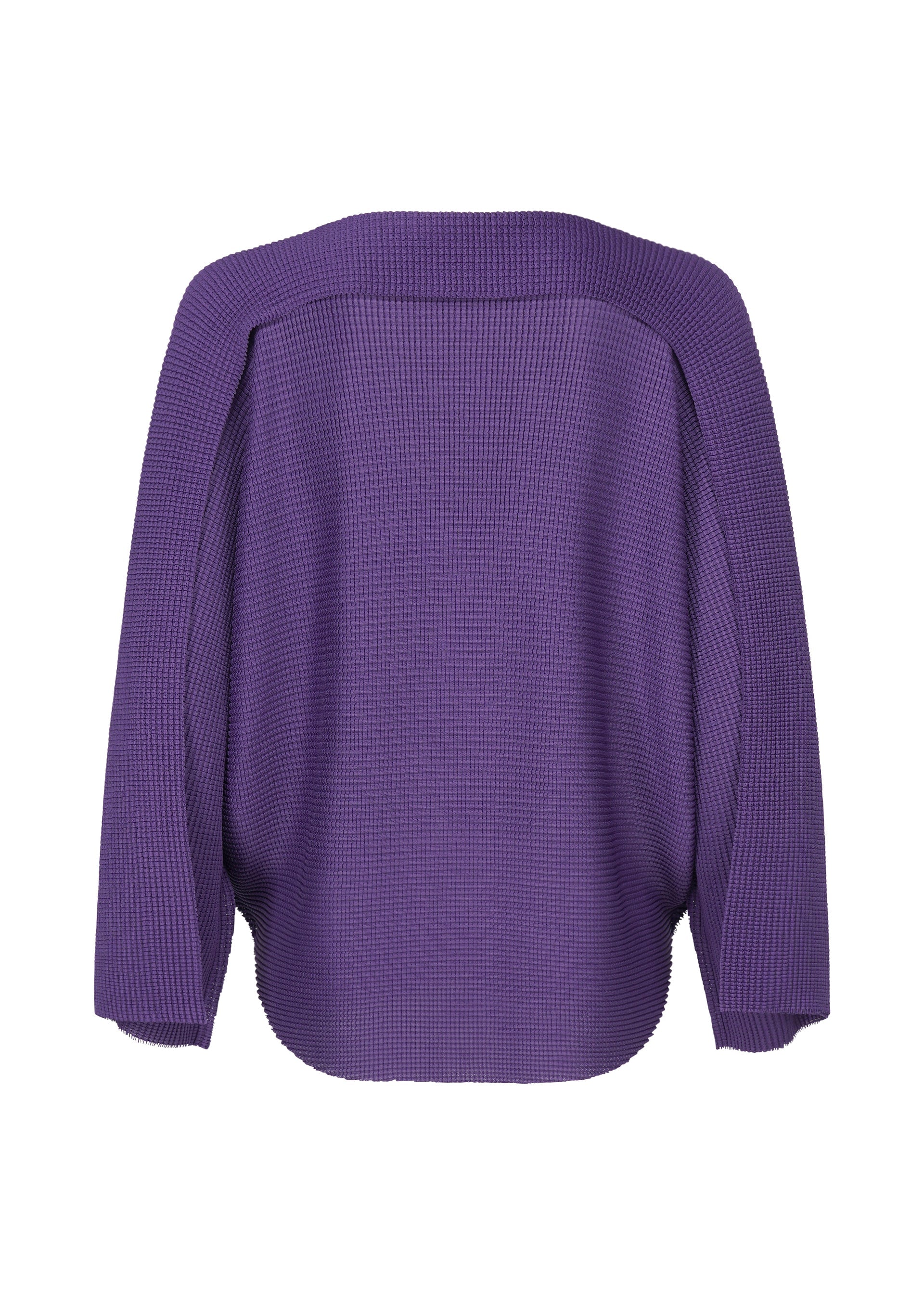 Zoomed view The CURVE KNIT STRETCH PLEATS top by me ISSEY MIYAKE is shown from the back in purple, featuring an oversized fit, long sleeves, and a ribbed texture. Displayed against a white background.