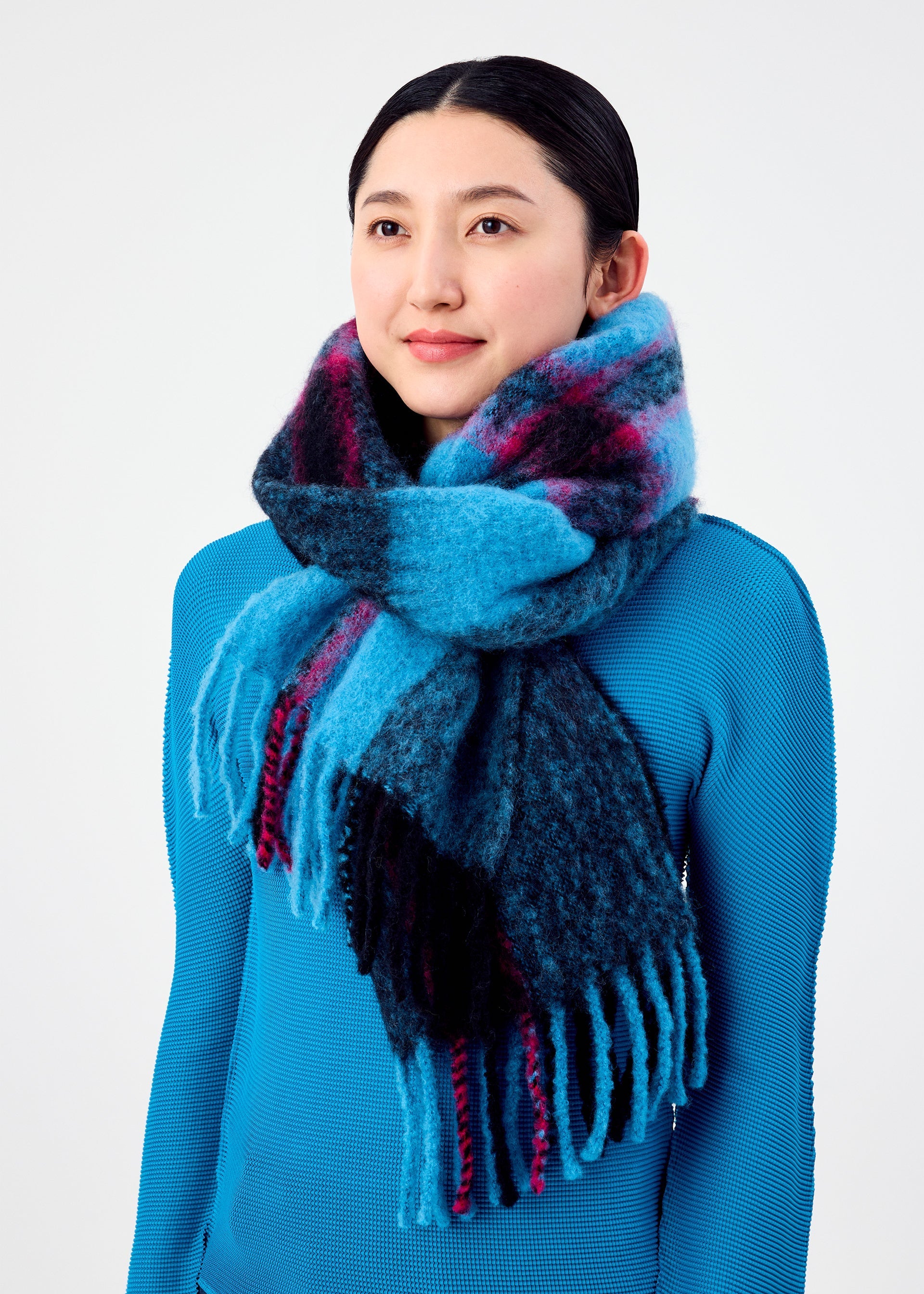 SCARVES & STOLES – ISSEY MIYAKE ONLINE STORE