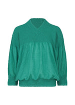 The BALLOON CAULIFLOWER blouse by me ISSEY MIYAKE is a loose-fitting, long-sleeved green top with a knit-like texture, V-neckline, and gathered hem and cuffs, shown against a white background. - PEACOCK GREEN （no.64）