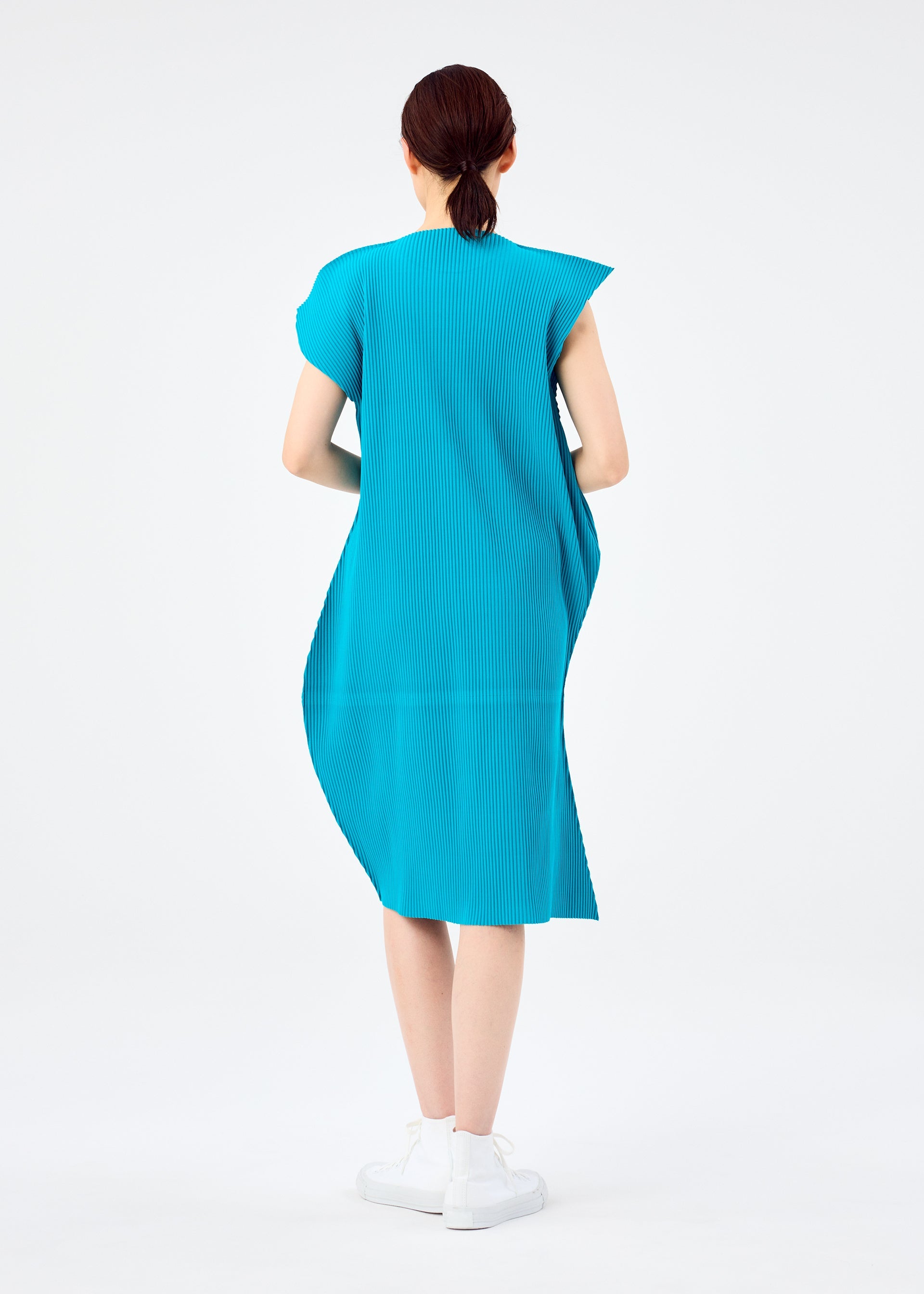 CURVE PLEATS – ISSEY MIYAKE ONLINE STORE