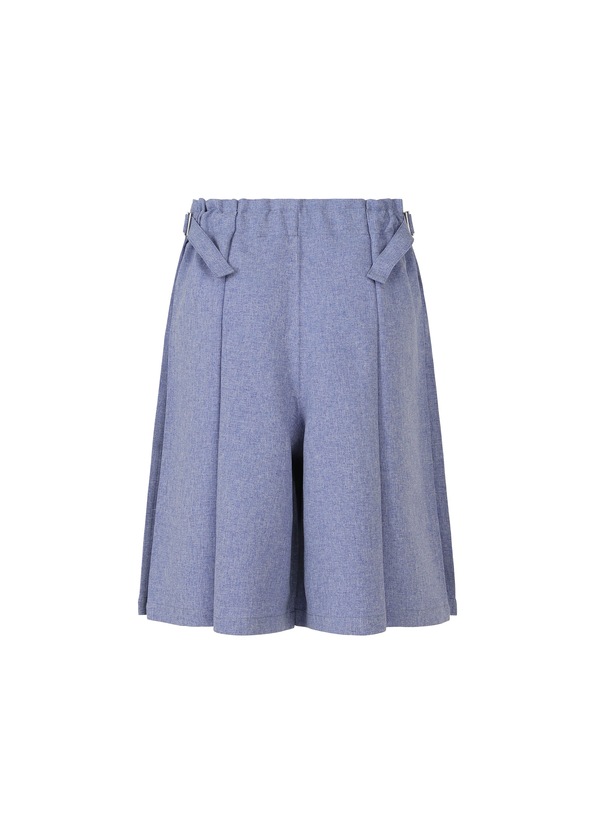 Zoomed view The FLAT BOTTOM shorts by me ISSEY MIYAKE are light blue, high-waisted with pleats, an elastic waistband, and decorative side tabs. They feature a loose fit and melange-like look, shown against a white background.