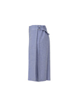The FLAT BOTTOM skirt by me ISSEY MIYAKE is light blue, knee-length, with a side belt and pleats. Made from cationic yarn for a melange look, it features subtle textured fabric and a relaxed fit. Shown on a plain white background.