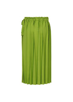 The CROSS PLEATS midi skirt by me ISSEY MIYAKE, in bright green, features hand-pleated fabric, an elastic waistband, and a decorative bow on the left side, shown against a white background.