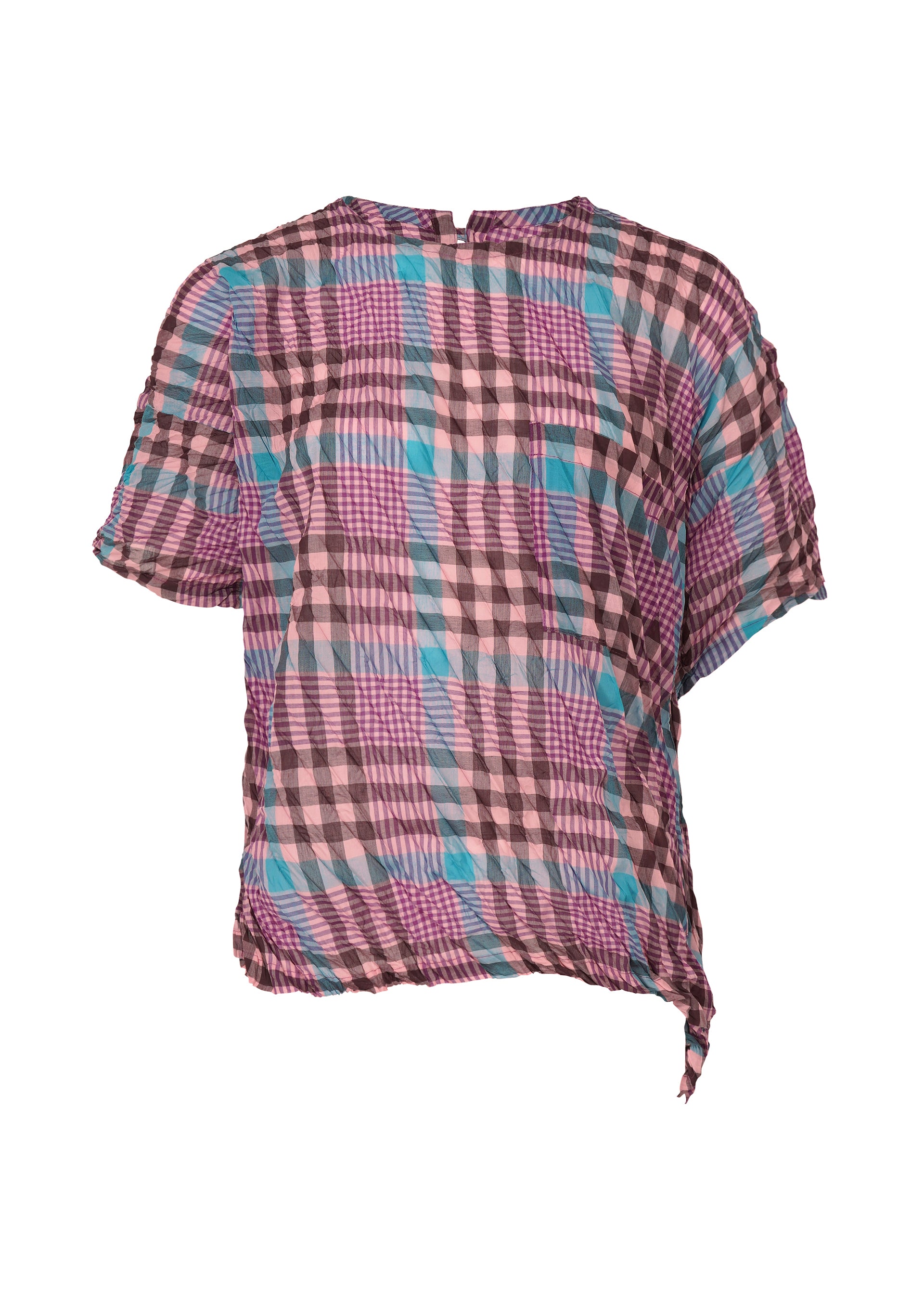 Zoomed view The CHECK WHIPPED PLEATS SHIRT by me ISSEY MIYAKE is a short-sleeved blouse in pink, black, and blue yarn-dyed plaid with crinkled fabric and an asymmetrical hem featuring a small knot detail for a unique look. - BLUE MIX （no.90）
