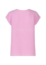 The SQUARE STRETCH PLEATS top by me ISSEY MIYAKE in pastel pink features French sleeves, a round neck, and stretch pleats, displayed from the back against a white background.