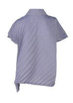 The ANGLE PLEATS SHIRT by me ISSEY MIYAKE is a light purple, short-sleeved, collared blouse with a melange finish, pleated diagonal stripes, and an asymmetrical hem. Displayed on a plain white background.