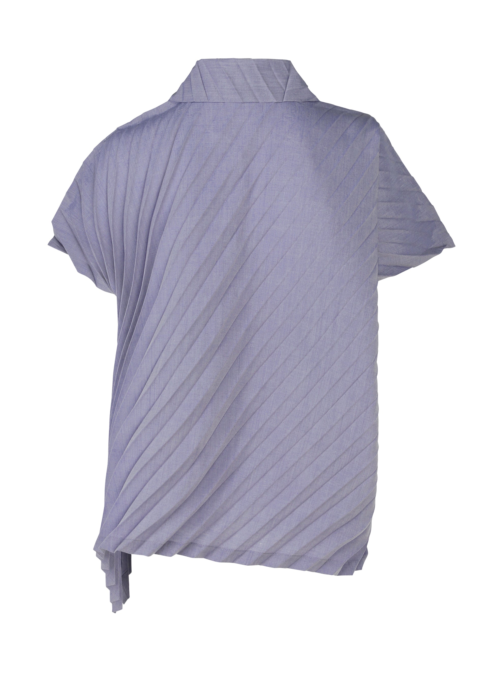 Zoomed view The ANGLE PLEATS SHIRT by me ISSEY MIYAKE is a light purple, short-sleeved, collared blouse with a melange finish, pleated diagonal stripes, and an asymmetrical hem. Displayed on a plain white background.