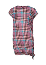 The CHECK WHIPPED PLEATS SHIRT by me ISSEY MIYAKE is a short-sleeved, knee-length yarn-dyed pink, blue, and black checkered tunic with a chest pocket and knot detail at the bottom hem for added style. - BLUE MIX （no.90）