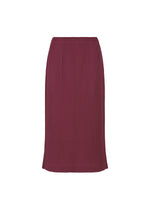 The WARM MESH PLEATS midi skirt by me ISSEY MIYAKE features a cozy, ribbed knit design with a straight slim fit and elastic waistband, shown against a plain white background. - RASPBERRY （no.23）